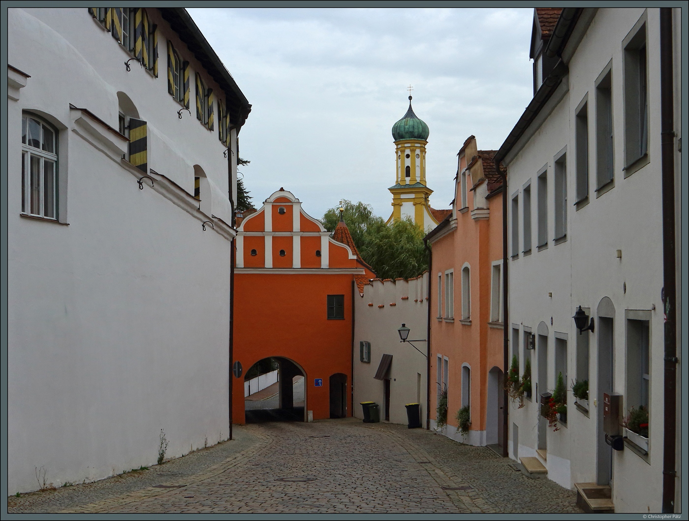 Die historische Altstadt von Neuburg ist in weiten Teilen gut erhalten. Am westlichen Ende der Amalienstrae dient das Obere Tor als Zugang zur Altstadt. Der Turm der Studienkirche berragt die historischen Wohnhuser. (Neuburg an der Donau, 09.10.2023)