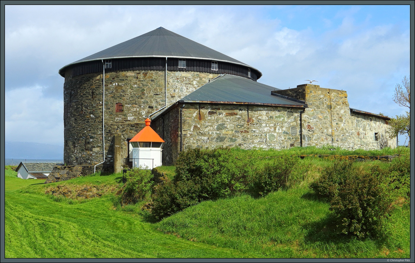 Die Insel Munkholmen liegt vor der Kste von Trondheim. Ursprnglich gab es hier ein Kloster, seit dem 17. Jahrhundert wird die Insel als Festung genutzt. Aus dieser Zeit stammt auch der zentrale Turm. Heute ist die Anlage ein Museum. (Trondheim, 25.05.2023)