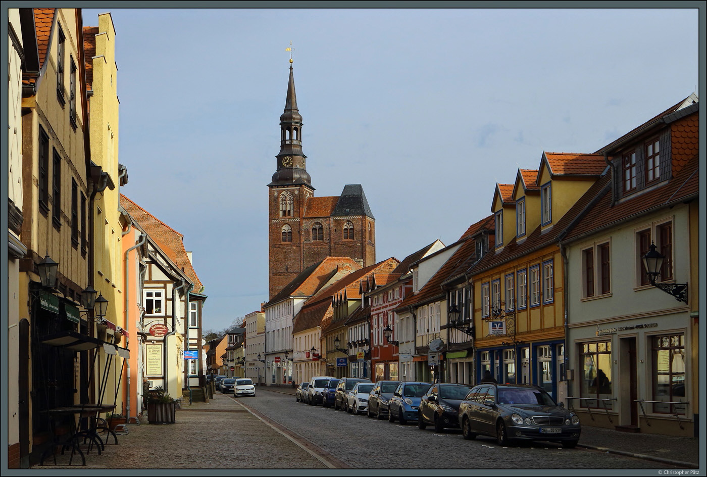 Die Kirche St. Stephan berragt die Fachwerkhuser der Langen Strae in Tangermnde. (05.02.2023)