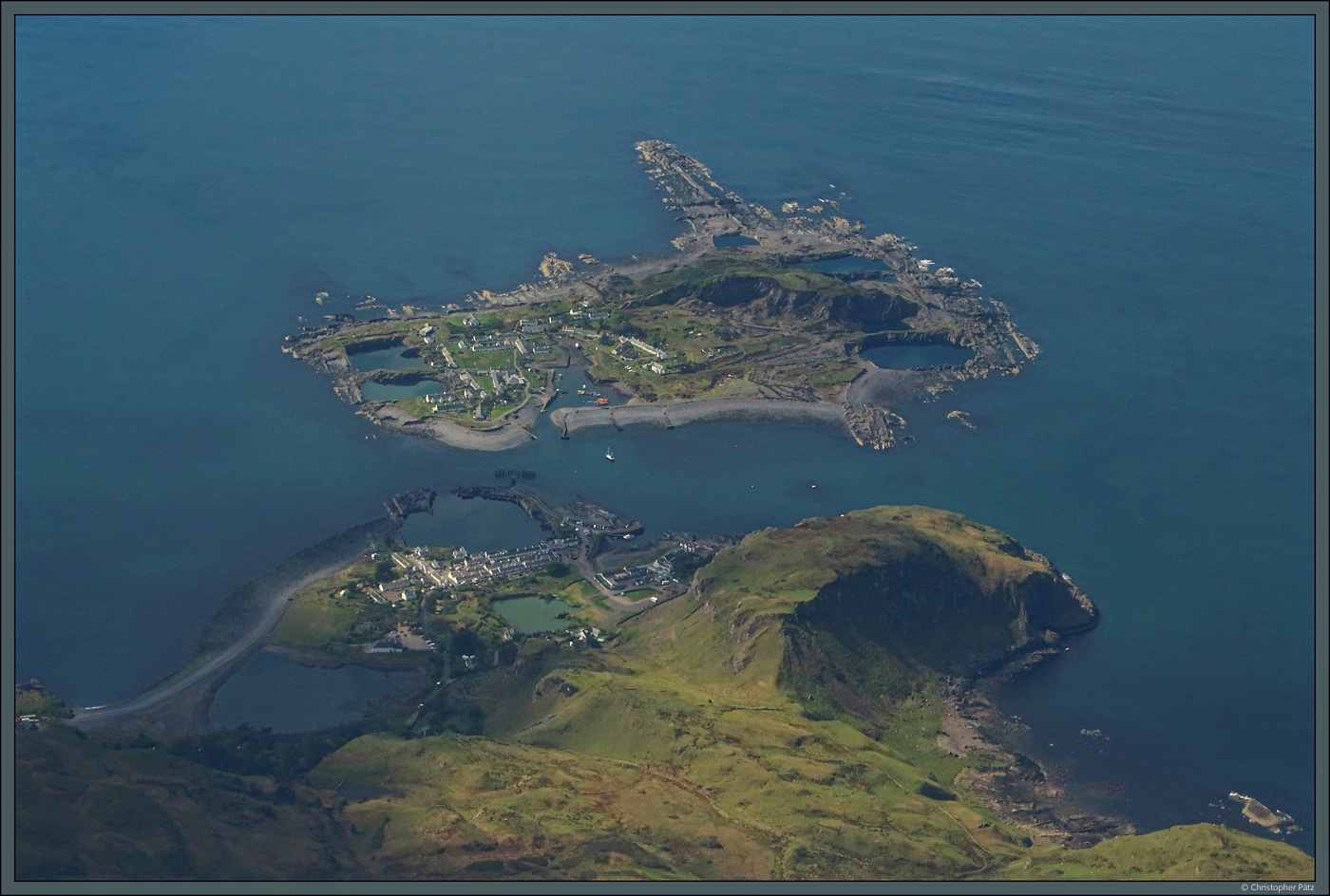 Die kleine Insel Easdale war bis 1950 ein Zentrum des Schieferabbaus. Die Steinbrche sind inzwischen mit Wasser vollgelaufen. Auf der Festlandseite liegt das Dorf Ellenabeich. (08.05.2025)