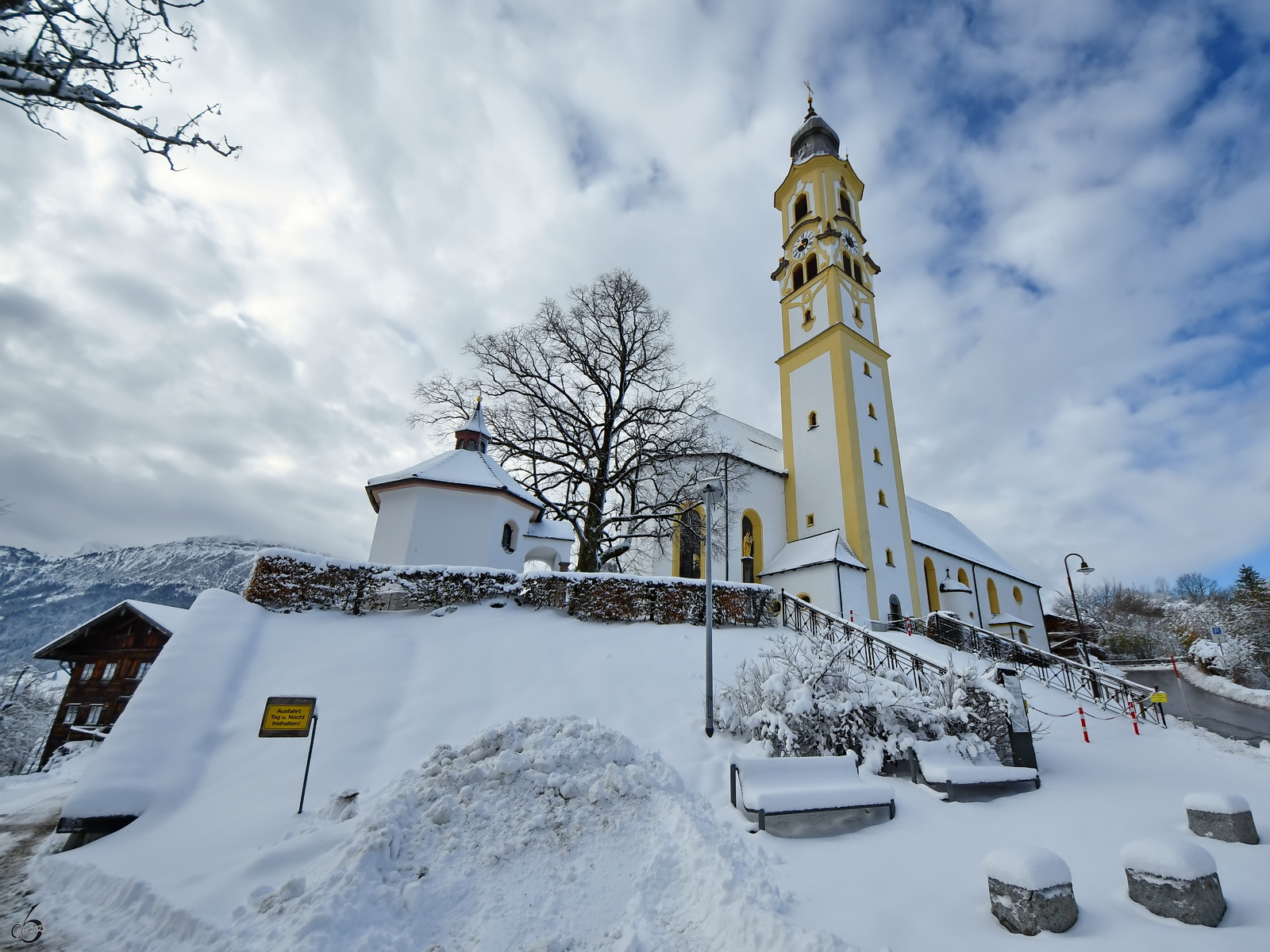 Die Kriegergedenkkapelle und die von 1687 bis 1692 im Barockstil erbaute katholische Pfarrkirche St. Nikolaus, so gesehen Ende November 2023 in Pfronten.