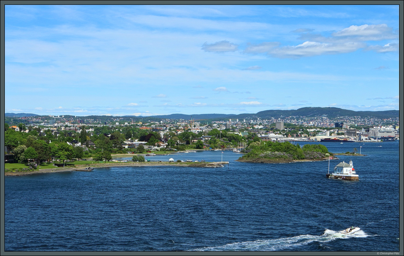 Die norwegische Hauptstadt Oslo liegt am Ende des gleichnamigen Fjords. Links befindet sich die Halbinsel Bygdy. Rechts ist der Leuchtturm Dyna-Fyr zu sehen. (Oslo, 28.05.2023)
