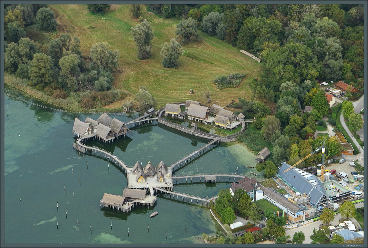 Die Pfahlbauten im Freilichtmuseum Unteruhldingen stellen eine Rekonstruktion von steinzeitlichen Pfahldrfen der Bodenseeregion dar. (Unteruhldingen, 05.10.2023)