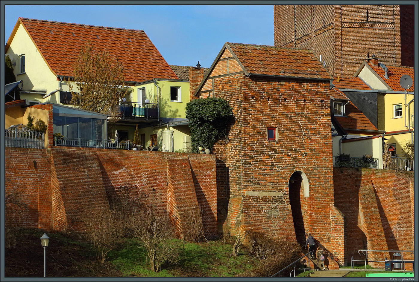 Die Pforte am Steigberg ist einer der historischen Zugnge von der Altstadt zum Hafen von Tangermnde. Neben dem Wehrturm befinden sich die Wohnhuser der Fischerstrae. (Tangermnde, 05.02.2023)