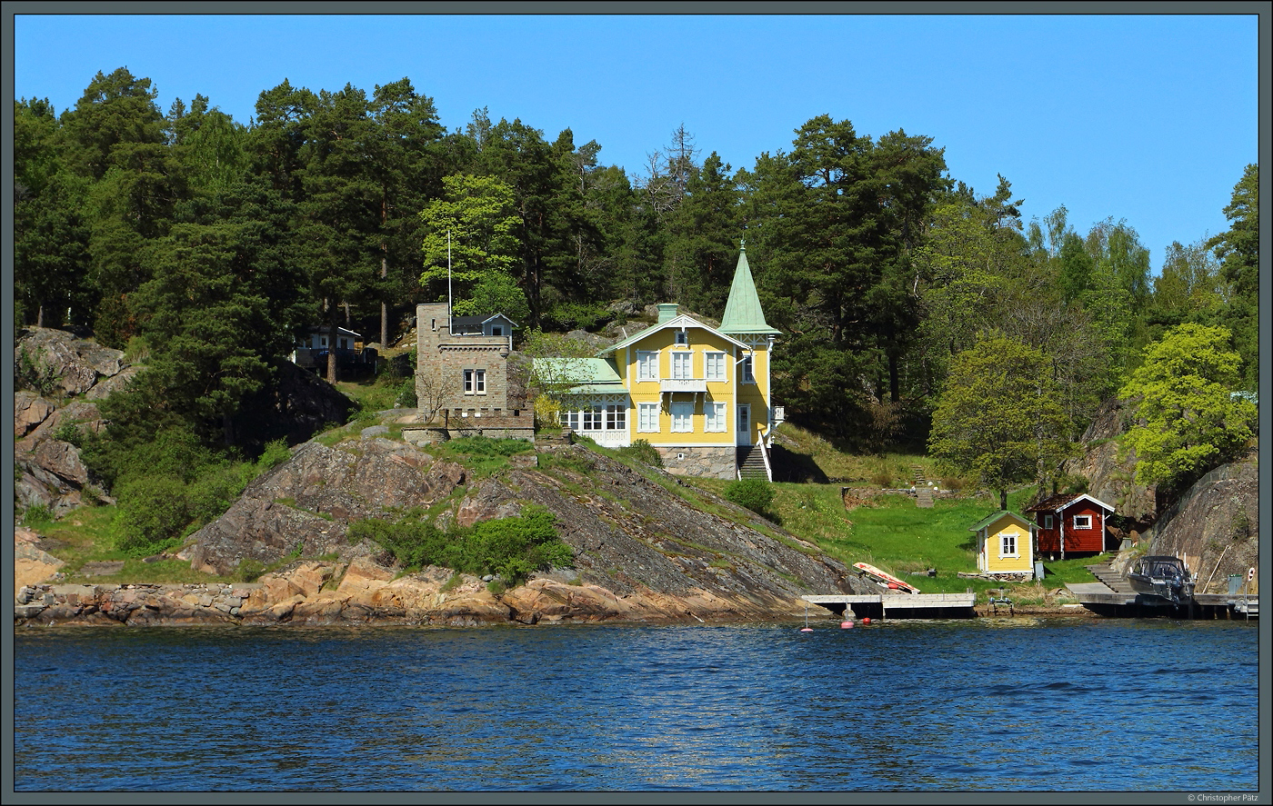 Die Rhenborg wurde in den 1890er Jahren vom Architekten Claes Grundstrm aus Teilen abgerissener Huser Stockholms auf der Insel Vrholma errichtet. Daneben eine historische Villa mit eigenem Bootsanleger. (18.05.2023)