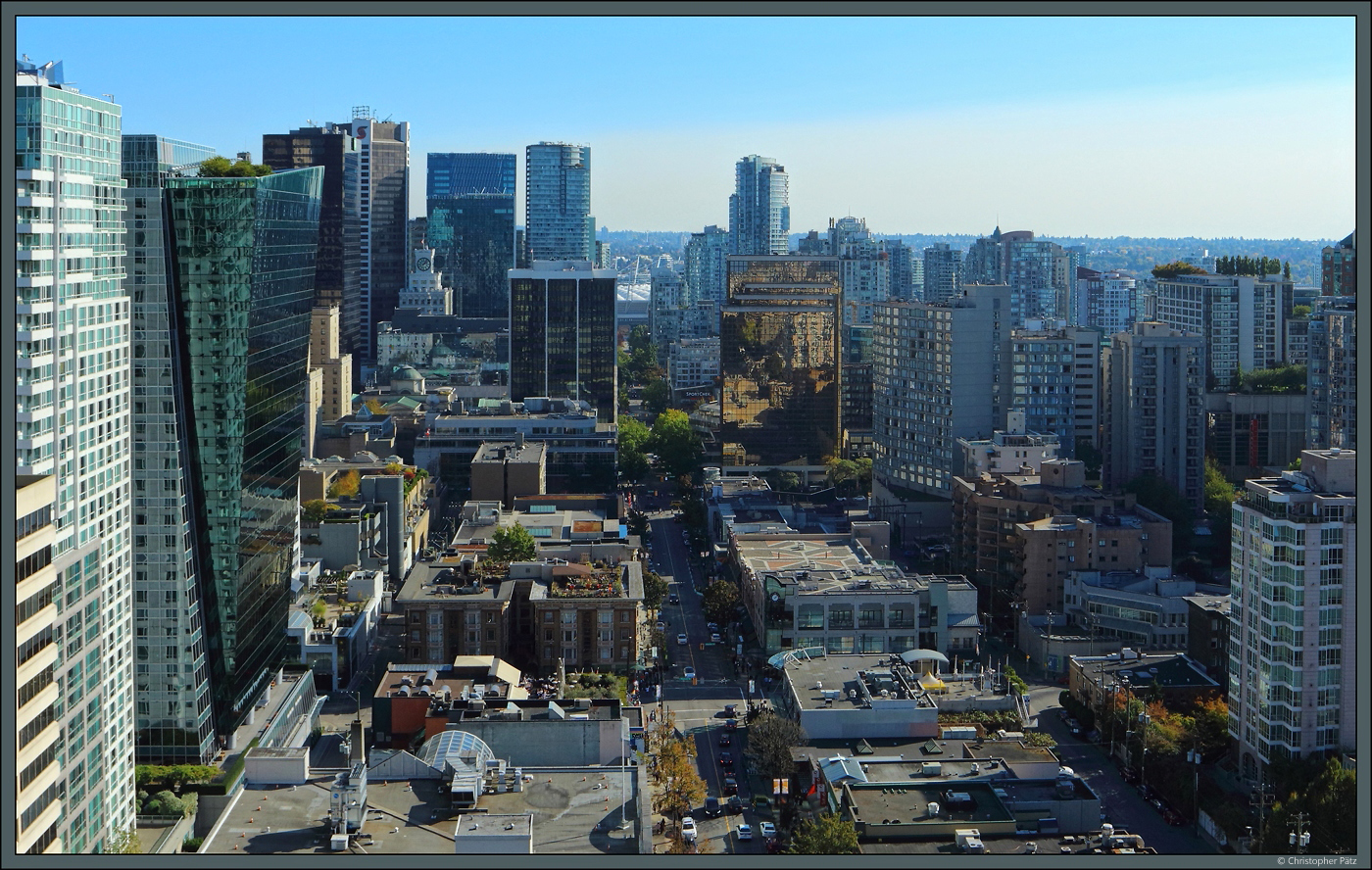 Die Robson Street ist eine beliebte Einkaufsstrae, welche die Downtown von Vancouver durchquert. Neben Hotels und modernen Hochhusern gibt es hier auch kleinere Wohn- und Geschftshuser. Die Aufnahme entstand aus einem Hotel. (Vancouver, 15.10.2022)