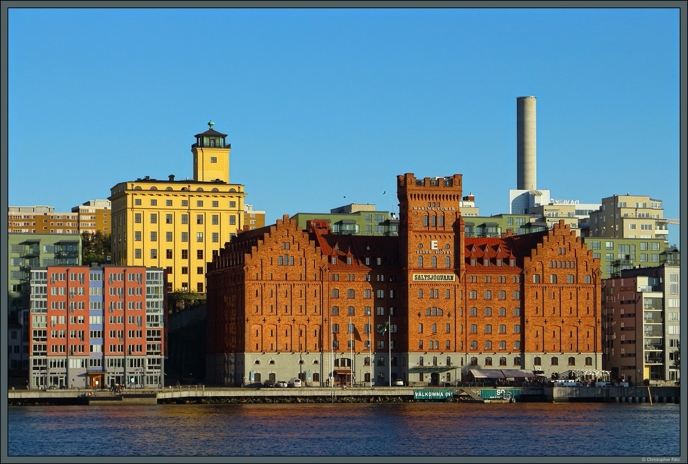 Die Saltsjkvarn ist eine 1890 errichtete Mhle in Nacka bei Stockholm, die heute als Hotel genutzt wird. Oberhalb des Backsteingebudes liegt die 1923 eingeweihte Griesmhle, welche jetzt Wohnungen beherbergt. (18.05.2023)
