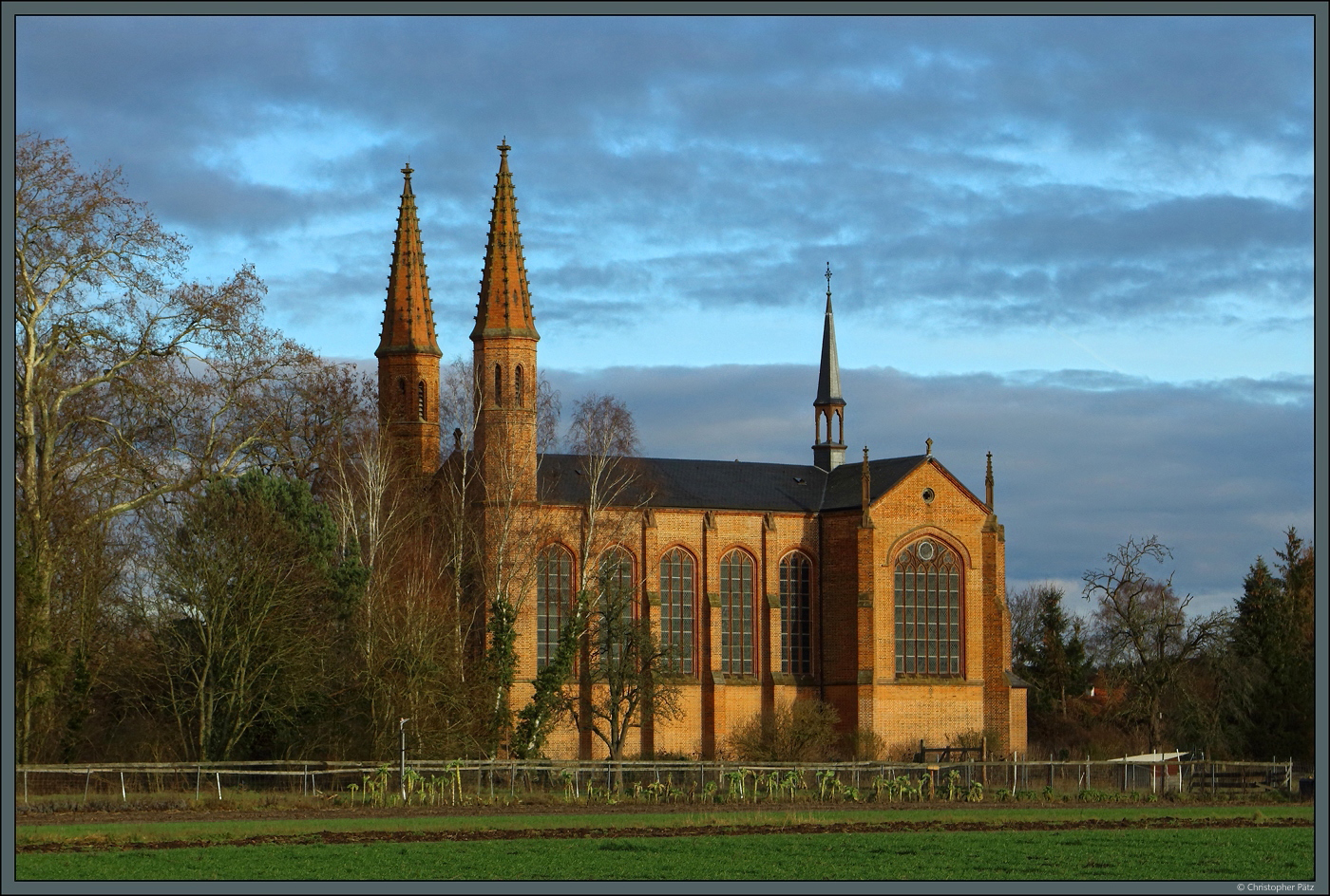 Die Schlosskirche Letzlingen entstand 1857 - 1861 im historistischen Stil unmittelbar neben dem Jagdschloss der Hohenzollern. (07.01.2022)