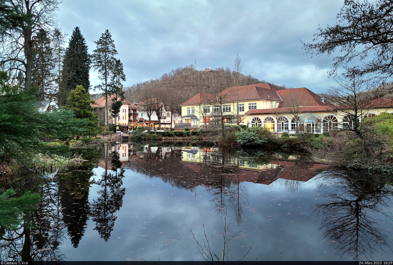 Die Teichanlage im Kurpark von Bad Lauterberg liegt direkt am Kurhaus und bietet einen optimalen Blick auf den 420 Meter hohen Hausberg. Dessen Turm wird bei Dunkelheit in wechselnden Farben beleuchtet.

🕓 24.3.2023 | 18:29 Uhr