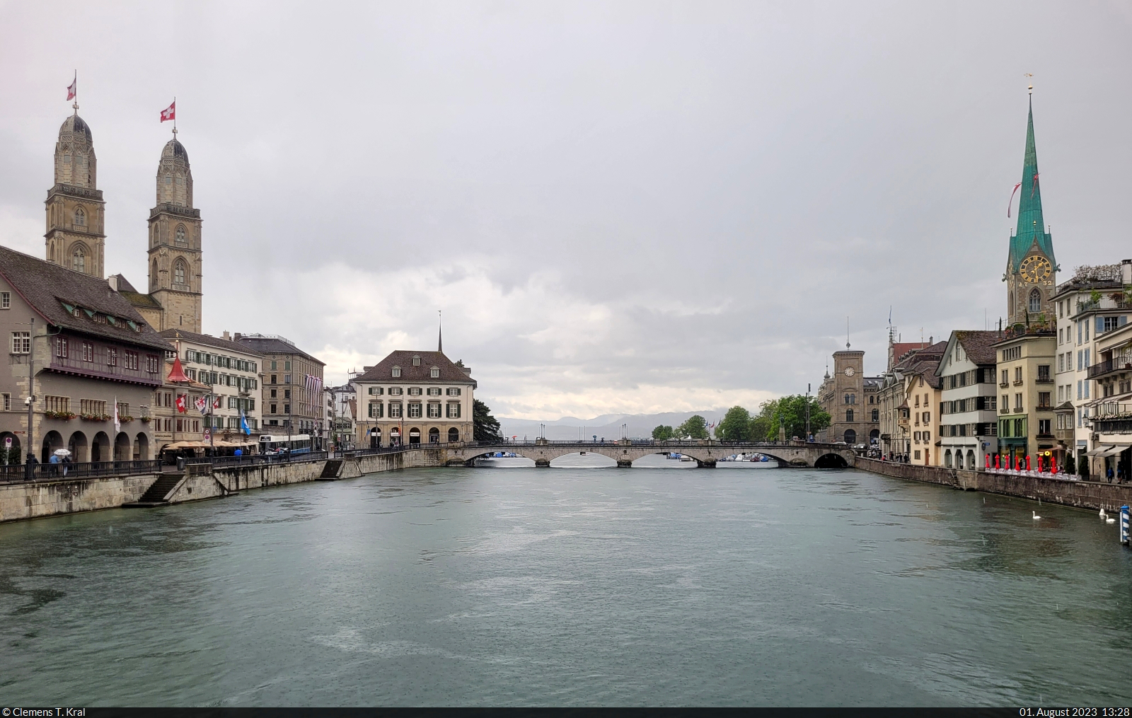 Die Trme des Grossmnster und des Fraumnster stehen sich am Limmat-Ufer in Zrich (CH) gegenber.
Fotografiert von der Rathausbrcke.

🕓 1.8.2023 | 13:28 Uhr