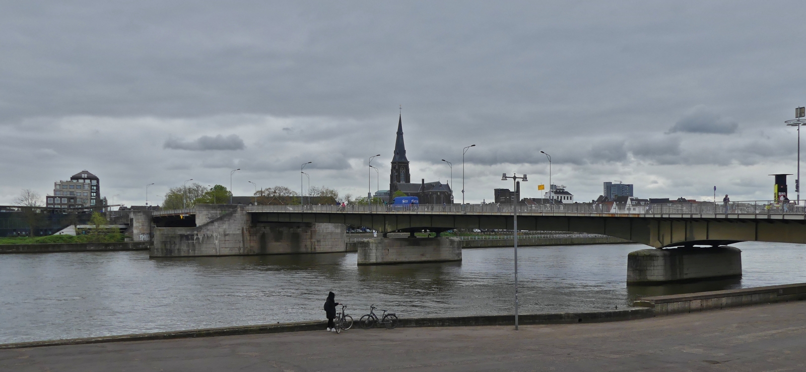 Die Wilhelmine - Brcke in Maastricht, wurde  zwischen 1930 und 1932 gebaut, hat eine Gesamtlnge von ca 260 M. Weil im Moment viele Straen im Centrum von Maastricht wegen Bauarbeiten gesperrt sind, ist nur sehr wenig Verkehr auf der Brcke.04.2024