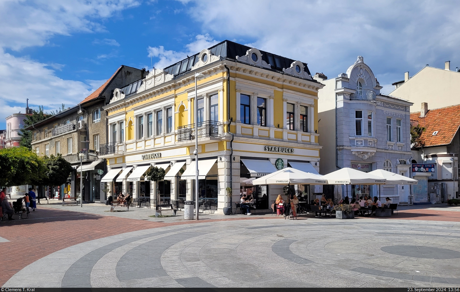 Dieser Altbau in der Altstadt in Warna / Варна (BG) beherbergt im Erdgeschoss eine Filiale eines bekannten Kaffeeshops.

🕓 23.9.2024 | 13:56 Uhr