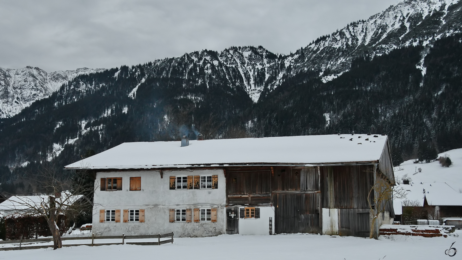 Dieses alte Bauernhaus wurde Anfang des 19. Jahrhunderts erbaut und zhlt zu den Baudenkmlern in Pfronten. (November 2023)