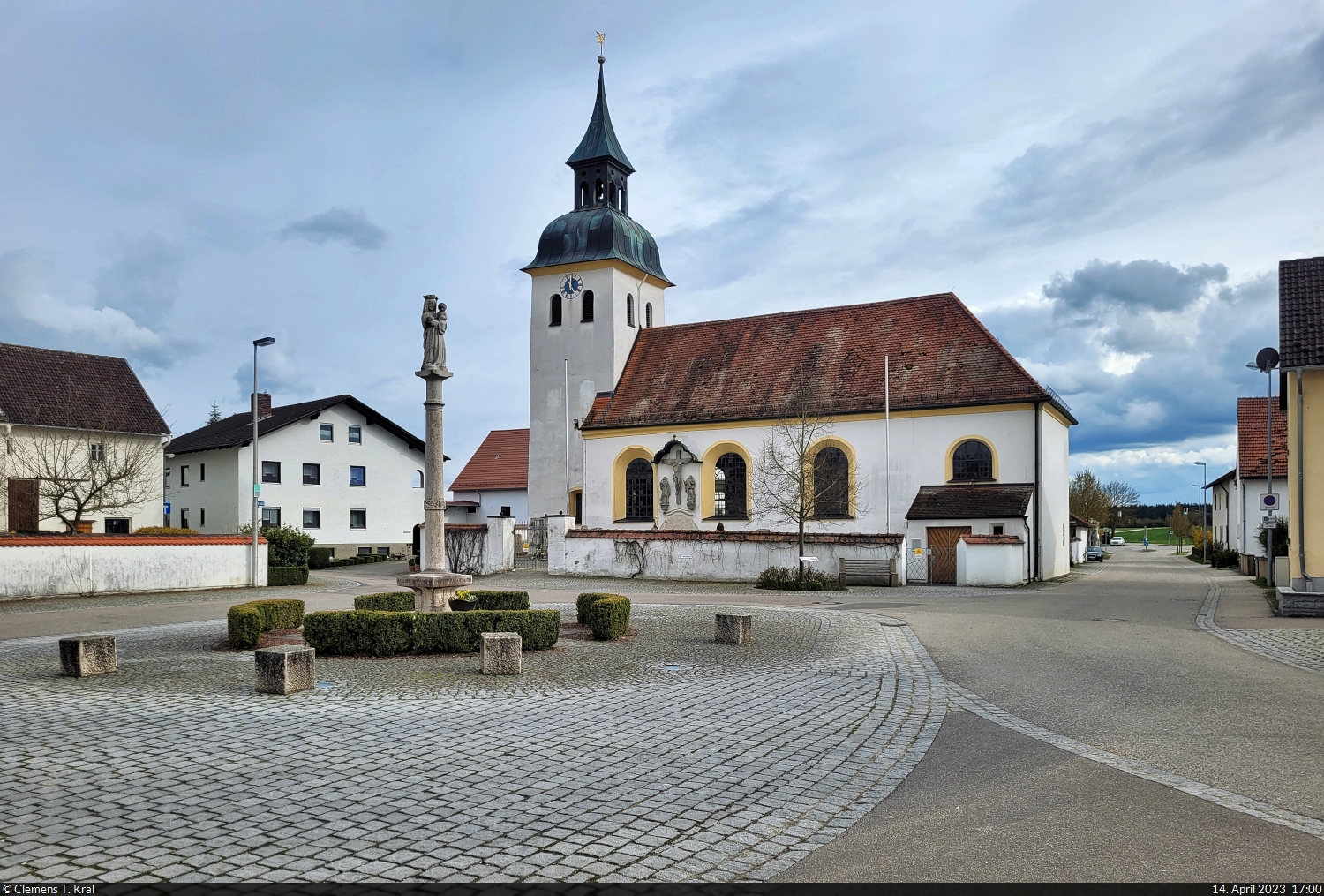 Dorfplatz von Pietenfeld (Adelschlag) mit Kirche  St. Michael  und Mariensule.

🕓 14.4.2023 | 17:00 Uhr