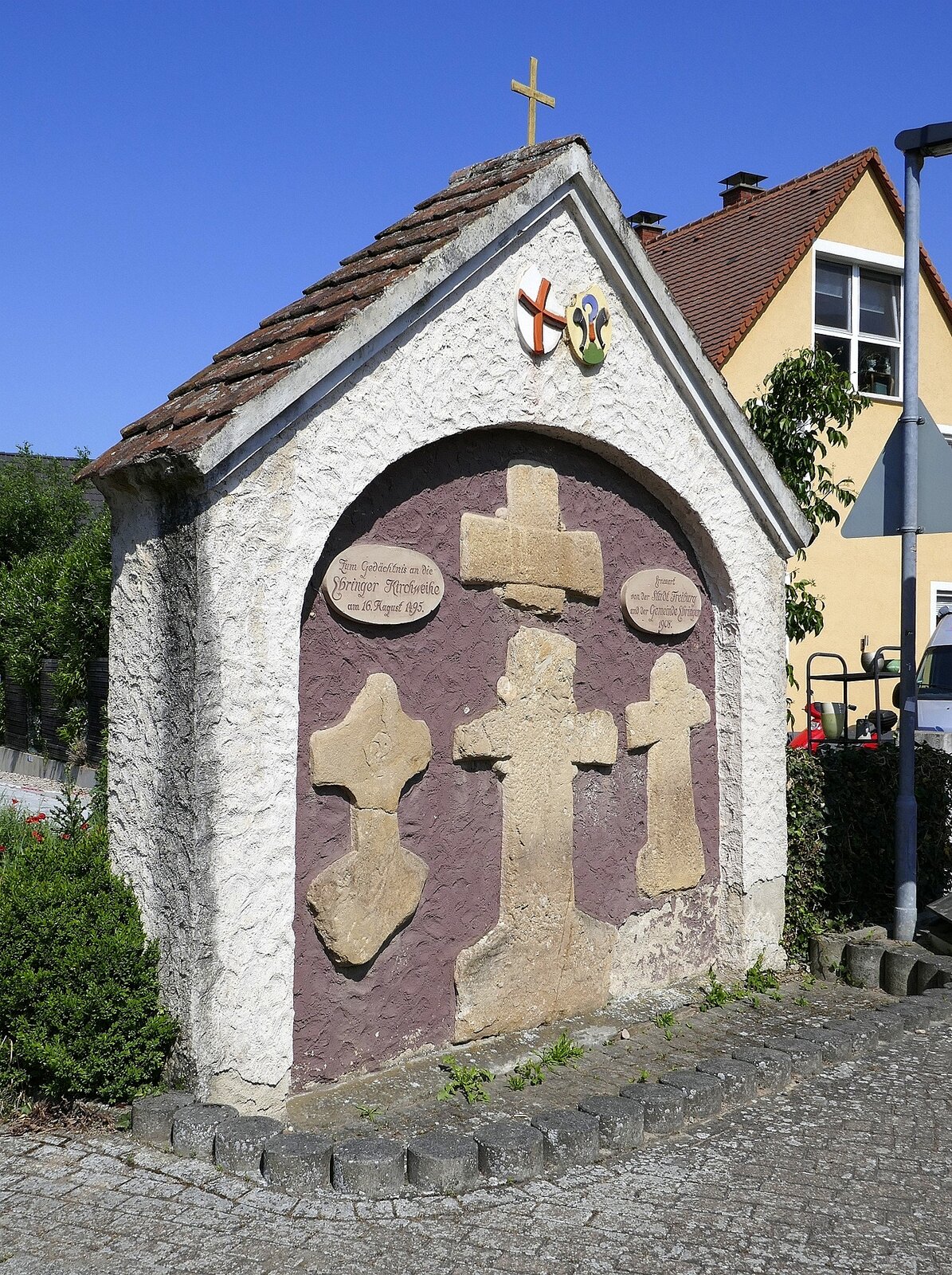 Ebringen, Gedenkstätte an die Ebringer Kirchweih von 1495, errichtet 1908, Juni 2023