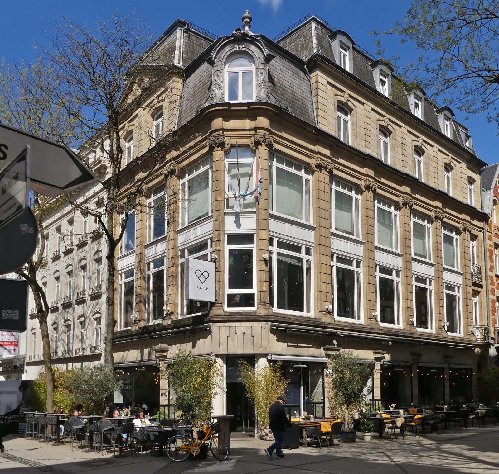 Eckhaus mit Bistro und Terrasse in der Fugngerzone  und der rue des Capucins der Stadt Luxemburg. 04.2024