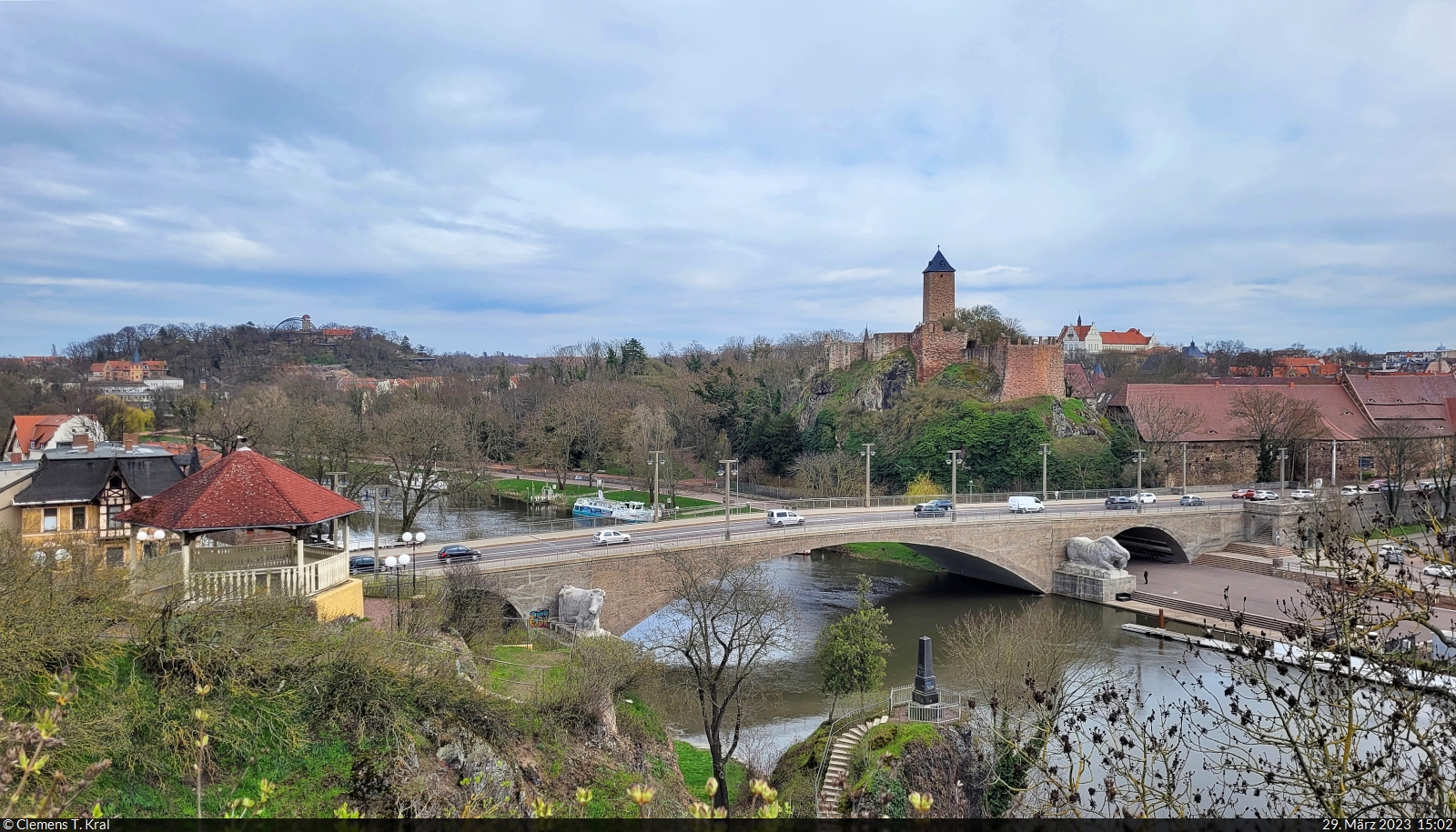 Ein Aussichtspunkt an der Bergschenke ermglicht das klassische Postkarten-Motiv von Halle (Saale) mit der Oberburg Giebichenstein und der Krllwitzer Brcke, die von Kuh und Pferd gesumt werden.

🕓 29.3.2023 | 15:02 Uhr