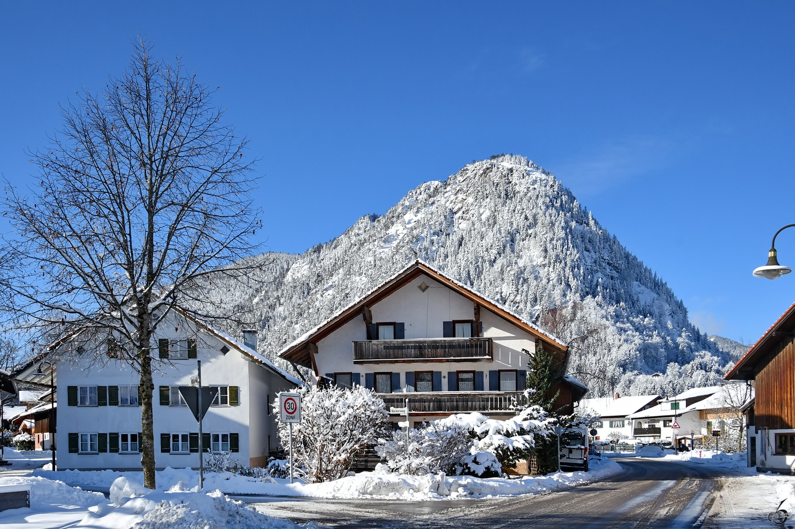 Ein kleiner Spaziergang durch Pfronten-Steinach, im Hintergrund der 1. Pfrontener Berg. (November 2023)