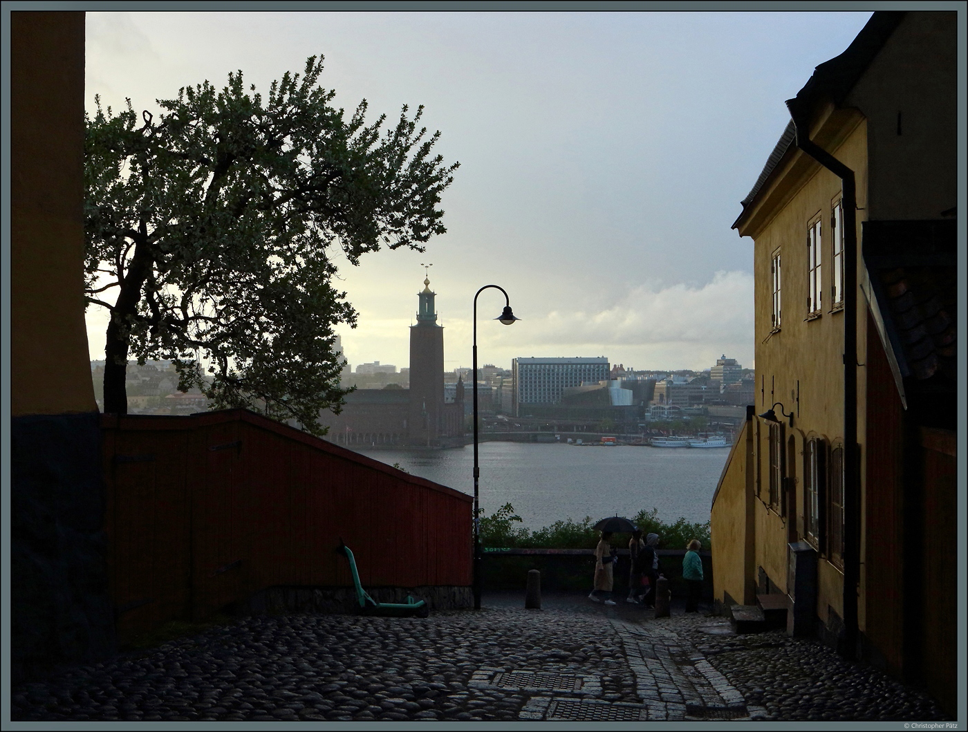 Ein Regenschauer geht am 17.05.2023 ber Stockholm nieder. Vom Mariaberget sdlich der Altstadt fllt der Blick auf das Rathaus und das Stadtzentrum.