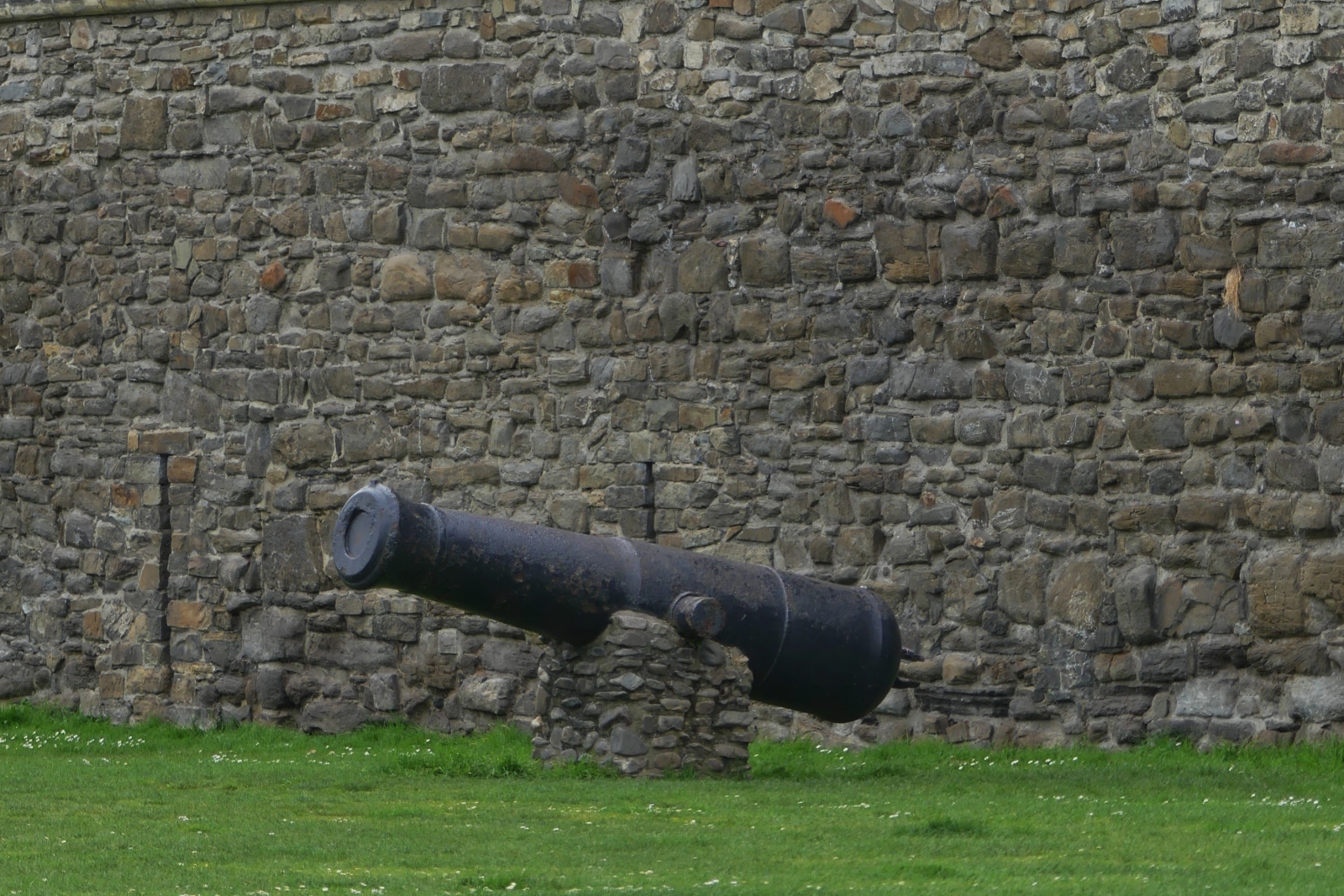 Eine der nicht von Kindern belagerten Kanonen an der Stadtmauer in Mastricht. 04.2024 