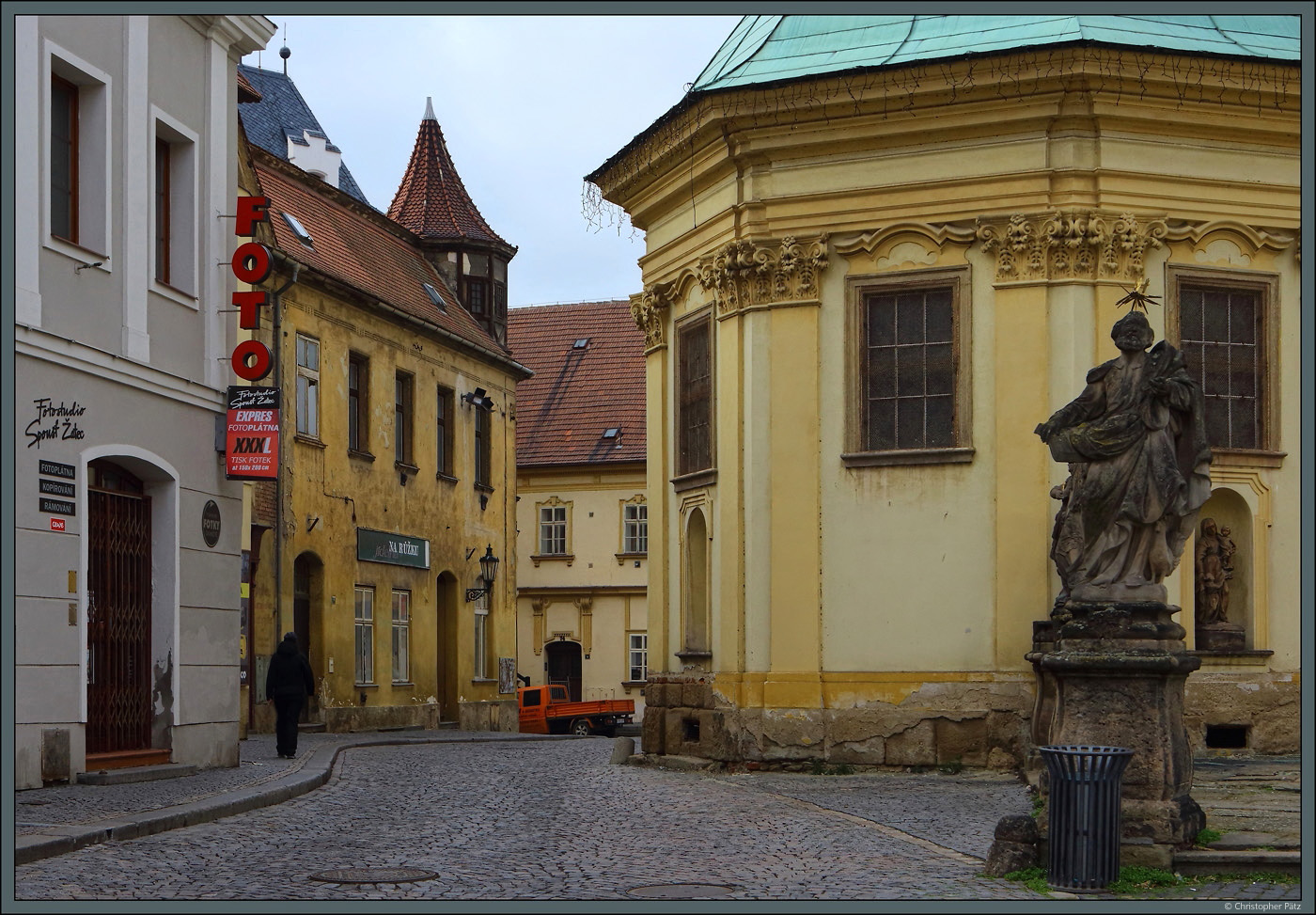 Eine schmale Strae an der Dekanatskirche Mari Himmelfahrt im Stadtzentrum von atec (Saaz). (11.02.2023)