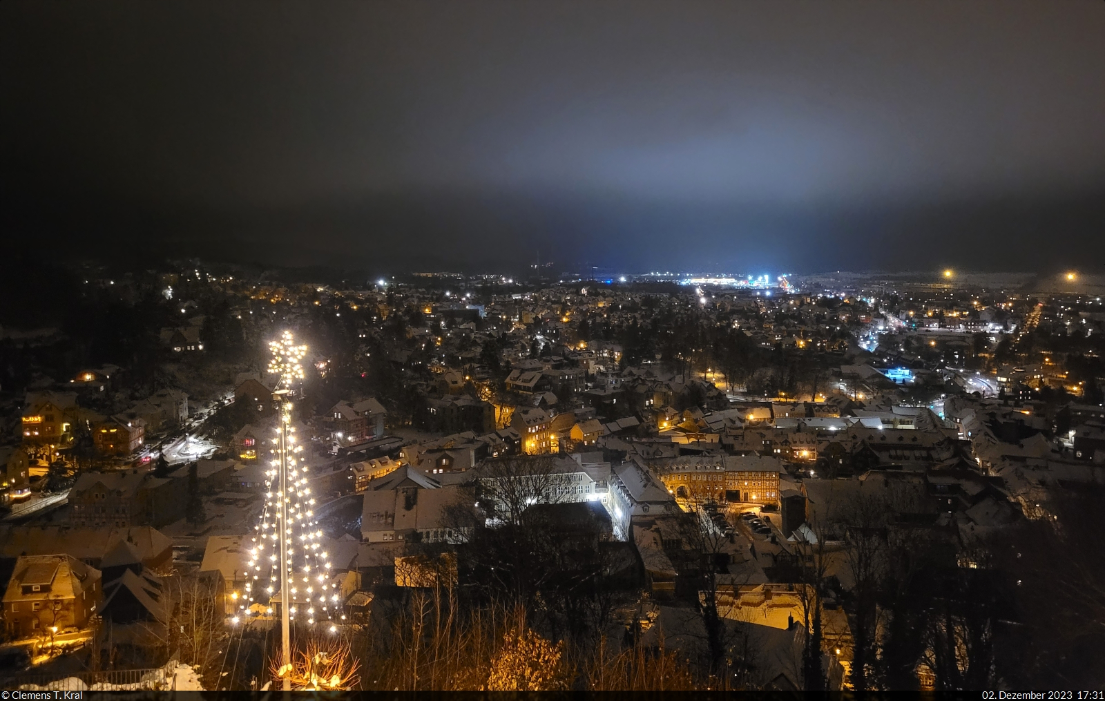 Eine Stunde spter noch mal ein hnliches Panorama-Foto von Blankenburg (Harz), diesmal im Dunkeln und mit weihnachtlicher Beleuchtung.
Entstanden whrend der 9. Blankenburger Schlossweihnacht im Schloss Blankenburg.

🕓 2.12.2023 | 17:31 Uhr