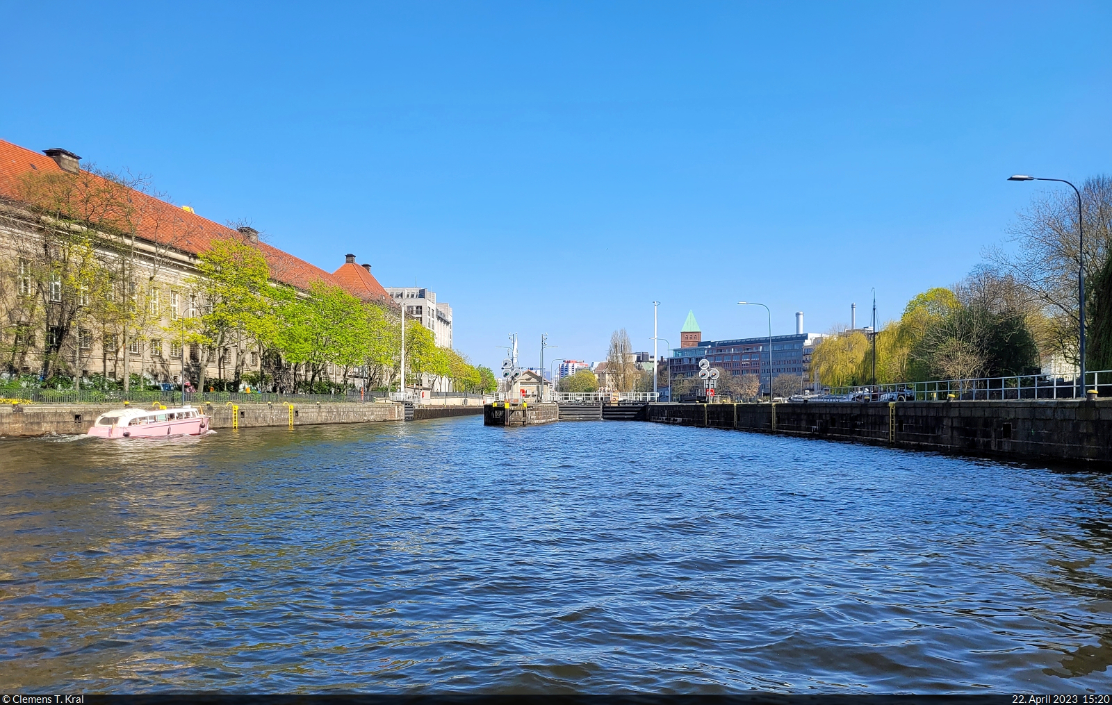 Eine Stunde Spree-Rundfahrt durch Berlin, das bot sich bei dem prchtigen Wetter geradezu an. In stlicher Richtung wurde, wie das Bild zeigt, bis zur Mhlendammschleuse gefahren und dann wieder gewendet.

🕓 22.4.2023 | 15:20 Uhr