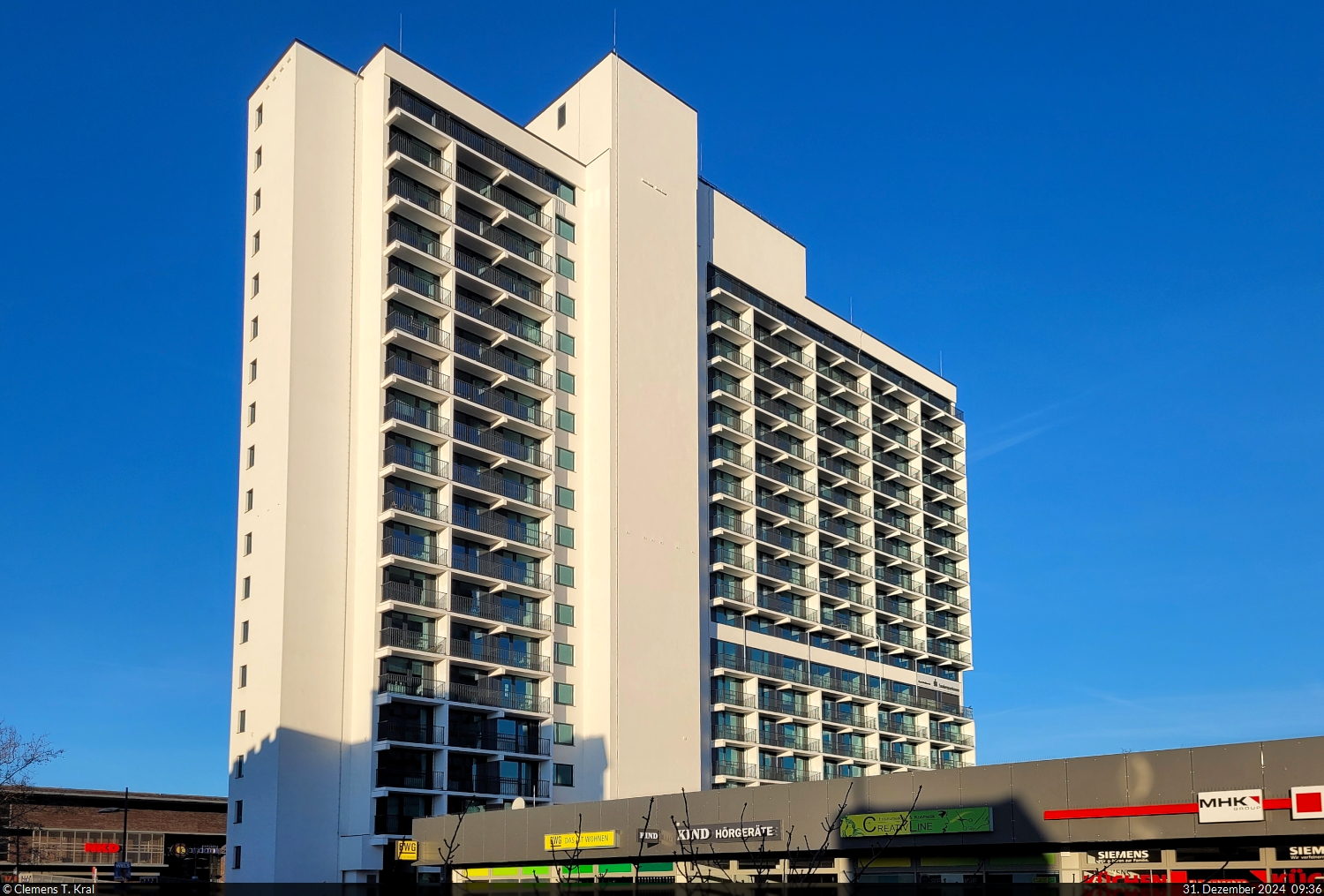 Eines der fnf markanten, sogenannten  Scheibenhochhuser  in Halle-Neustadt: die  Scheibe A . Dieses Gebude wurde erst Anfang der 2020er-Jahre komplett saniert und dient seitdem als Verwaltungsgebude der Stadt Halle (Saale). Von den anderen Husern ist nur die  Scheibe D  saniert, die Gebude B, C und E verkmmern leider seit etlichen Jahren.

🕓 31.12.2024 | 9:36 Uhr