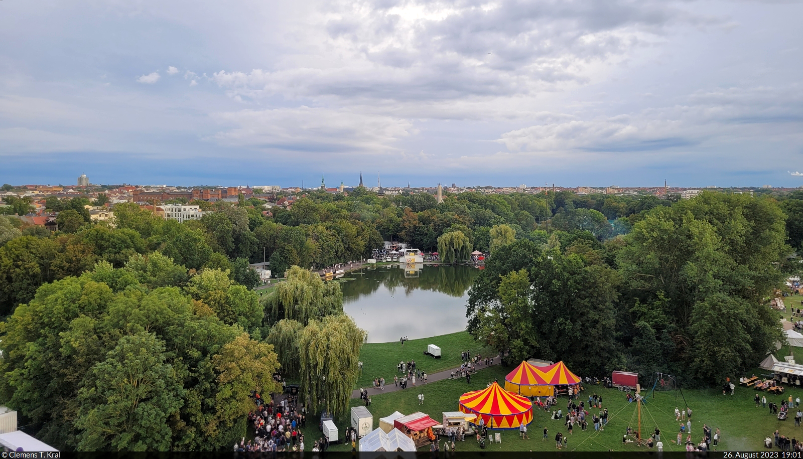 Einmaliger Blick vom Riesenrad auf die Ziegelwiese in Halle (Saale), im Vordergrund mit Fontnen-Teich. Im Hintergrund sieht man noch die Silhouette der fnf Trme, bestehend aus Marktkirche und Rotem Turm. An jedem letzten August-Wochenende ist hier Laternenfest. Dabei werden auch etliche Fahrgeschfte aufgestellt.

🕓 26.8.2023 | 19:01 Uhr