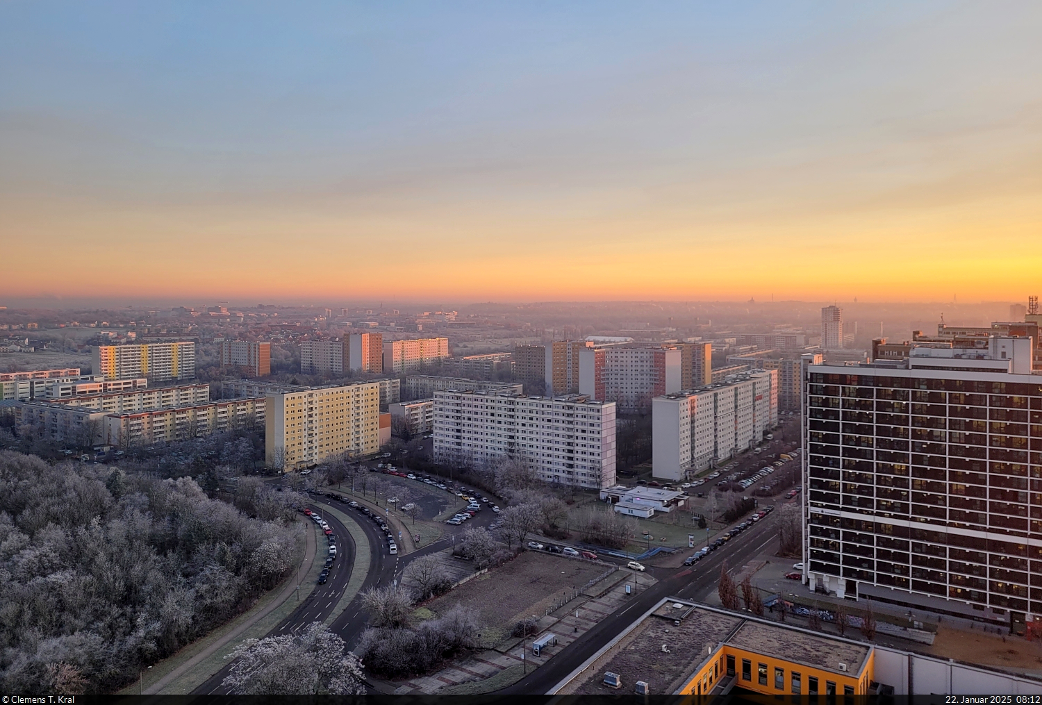 Eisiger Tagesanbruch �ber den D�chern der N�rdlichen Neustadt in Halle (Saale). Am rechten Bildrand angeschnitten ist die 2021 sanierte  Scheibe A  – inzwischen ein Verwaltungsgeb�ude der Stadt.
Aufnahme von einem  Punkthochhaus .

🕓 22.1.2025 | 8:12 Uhr