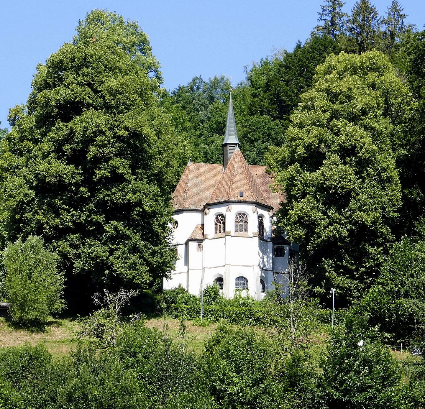 Elzach, Blick von der Stadt zur hochgelegenen Neunlindenkapelle, Juli 2022