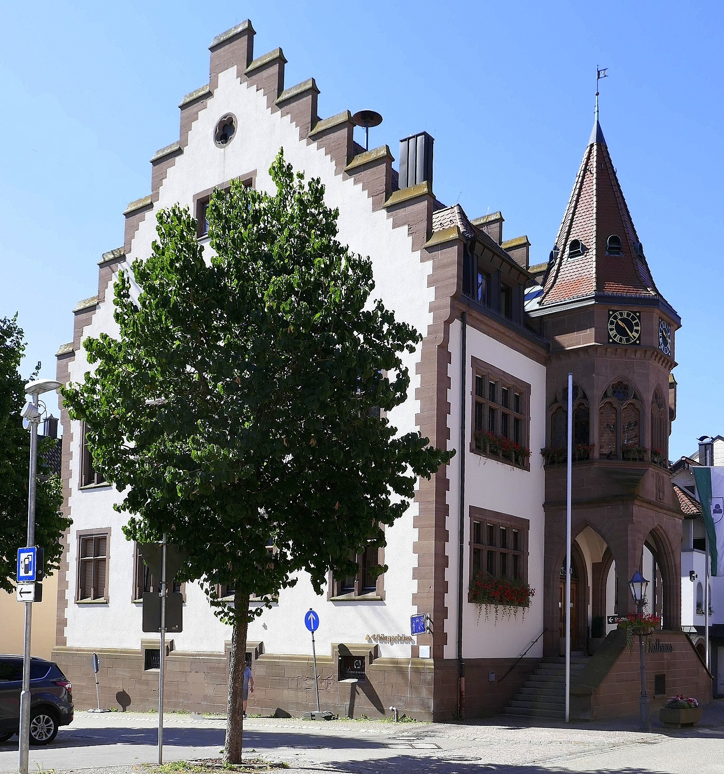 Elzach im Elztal, das Neue Rathaus der Stadt mit kapp 8000 Einwohnern, im mittleren Schwarzwald, Juli 2022