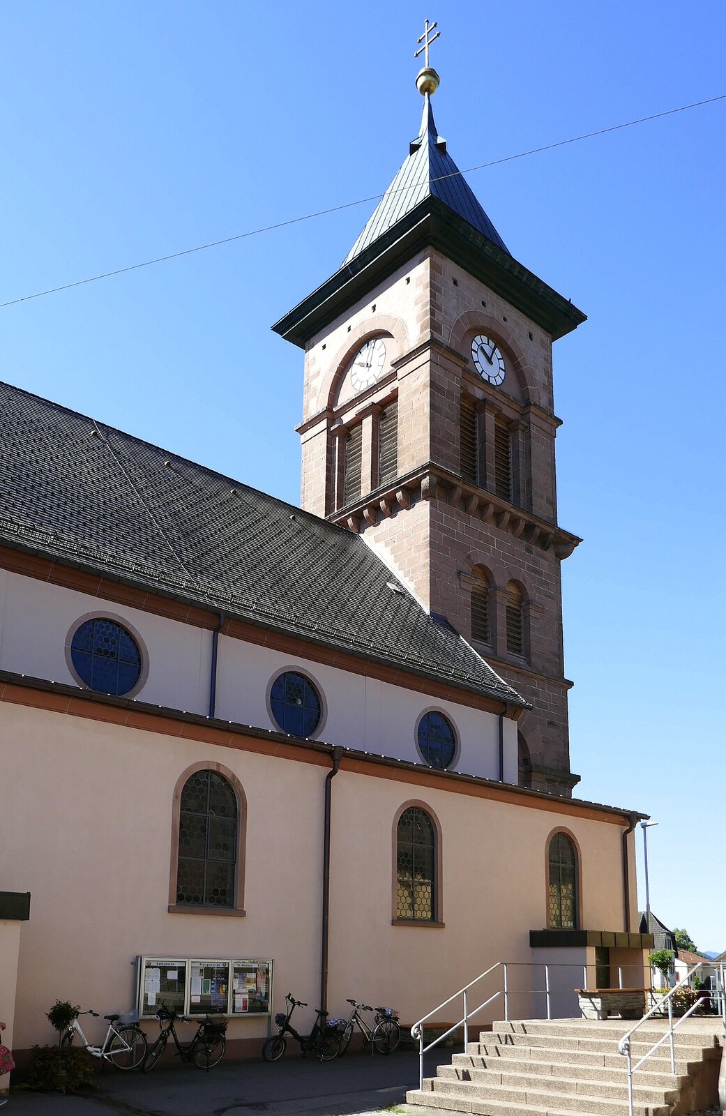 Elzach, die katholische Pfarrkirche St.Nikolaus, Baubeginn war 1522, der 46m hohe Turm wurde im Weinbrennerstil erbaut 1824-28, Juli 2022