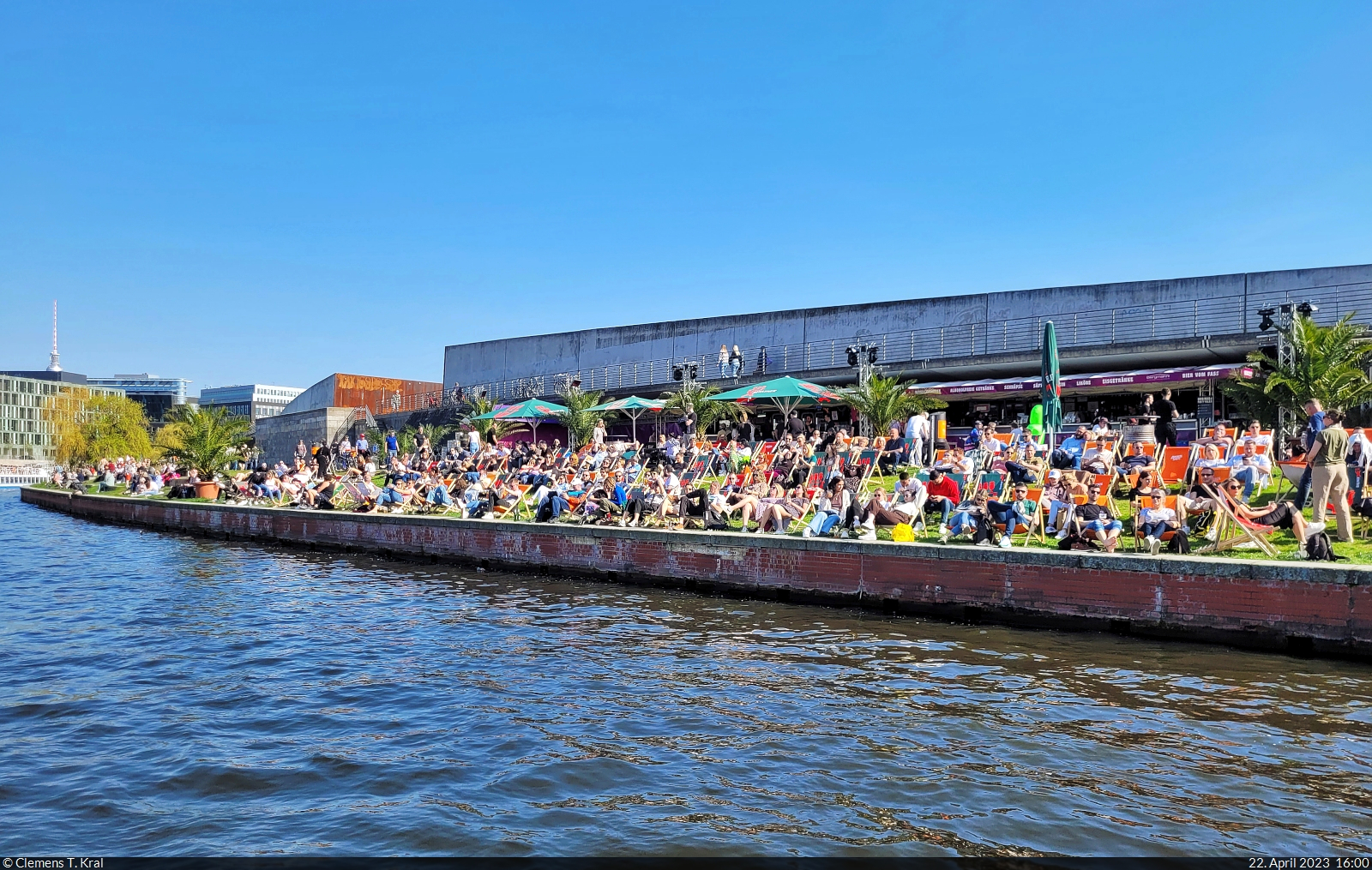 Ende April kam der Frhling auch endlich in Berlin an, sodass sich die Freisitze mit vielen Besuchern fllten, wie hier am Spreeufer gegenber des Hauptbahnhofs.

🕓 22.4.2023 | 16:00 Uhr