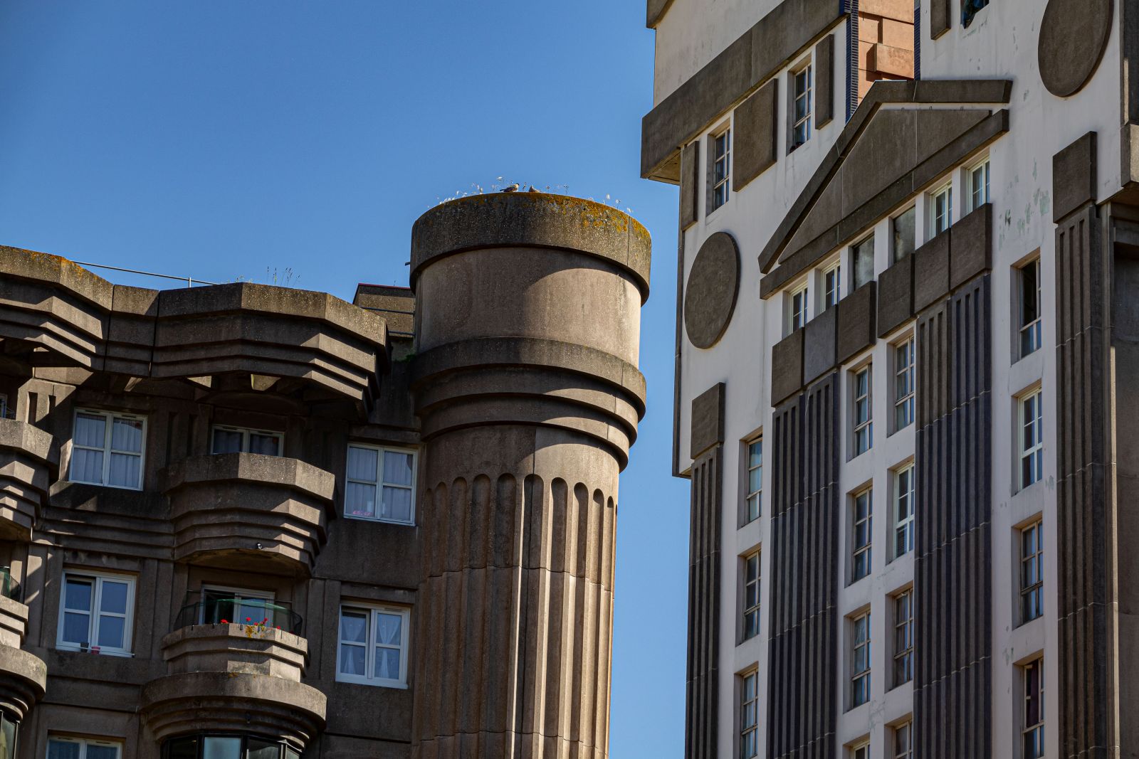 Espaces d’Abraxas (Detailaufnahme), ein srrealer Gebudekomplex in der Nhe von Paris in Noisy-le-Grand. Foto: 2023. Weitere Infos: https://de.wikipedia.org/wiki/Espaces_d%E2%80%99Abraxas