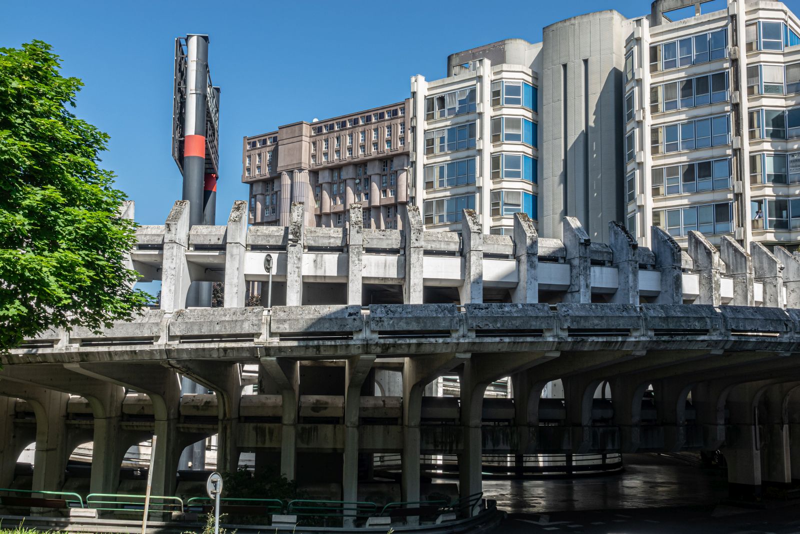 Espaces d’Abraxas, ein srrealer Gebudekomplex in der Nhe von Paris in Noisy-le-Grand. Hier ein Autoeinfahrt. Foto: 2023. Weitere Infos: https://de.wikipedia.org/wiki/Espaces_d%E2%80%99Abraxas