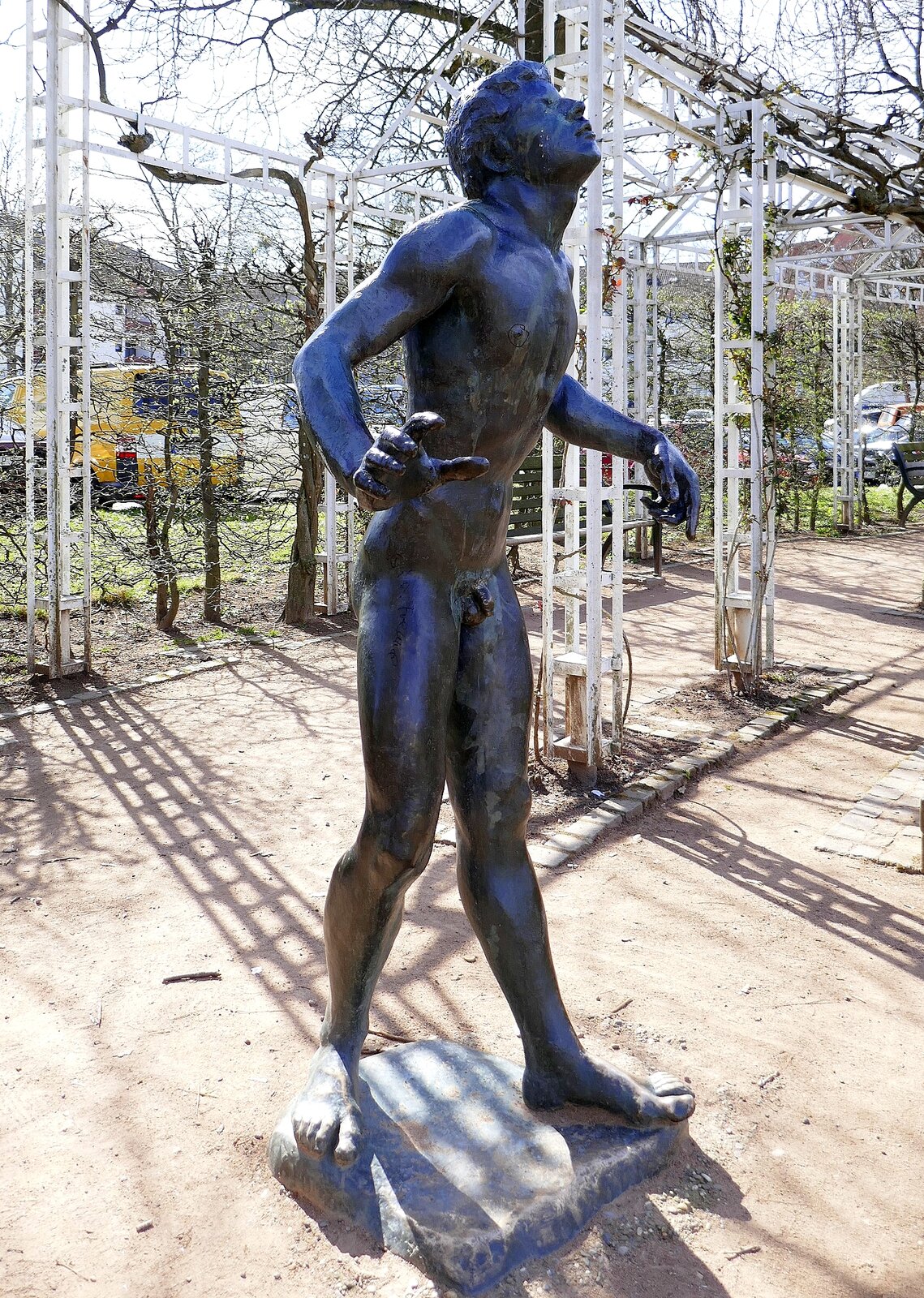 Freiburg-Betzenhausen, der  Erwachende Adam , das Kunstwerk von Wilhelm Gerstel steht seit 1986 in der Eugen-Martin-Anlage, einem Teil des Seeparks, Mrz 2023