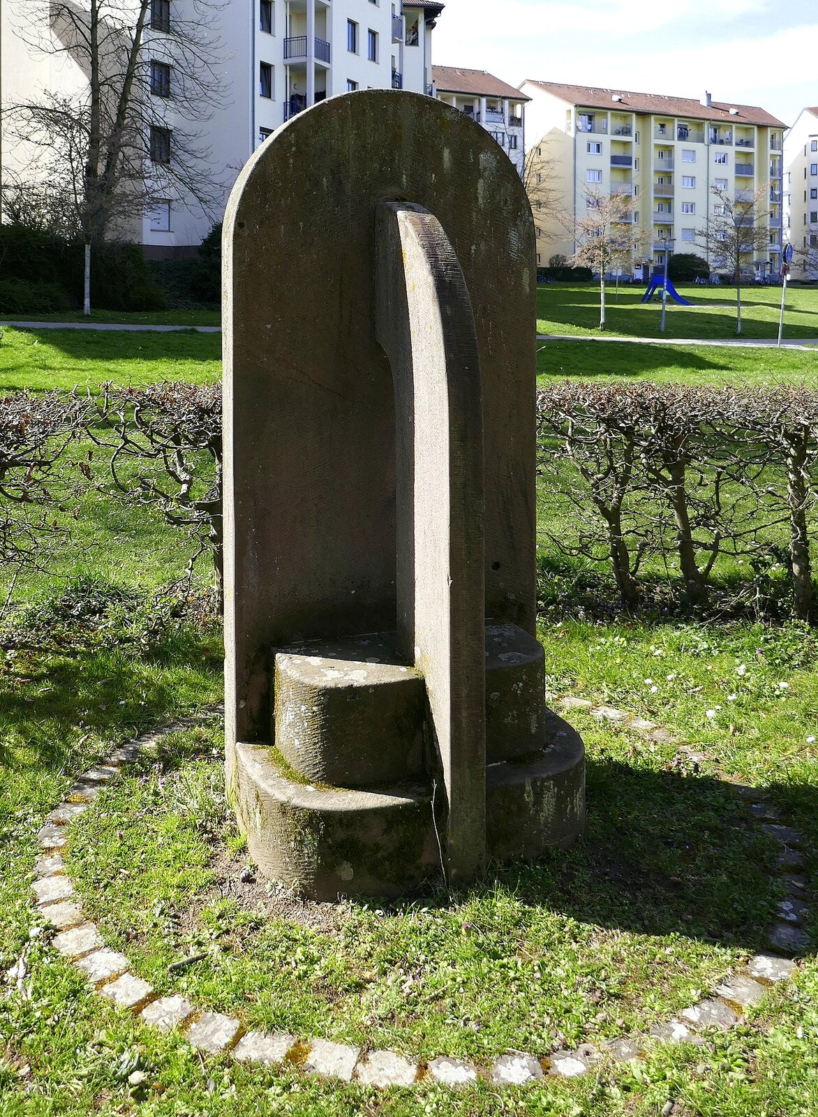 Freiburg, das Kunstwerk steht im Rosengarten, einem Teil des Seeparks, wurde 1986 angelegt, Mrz 2023