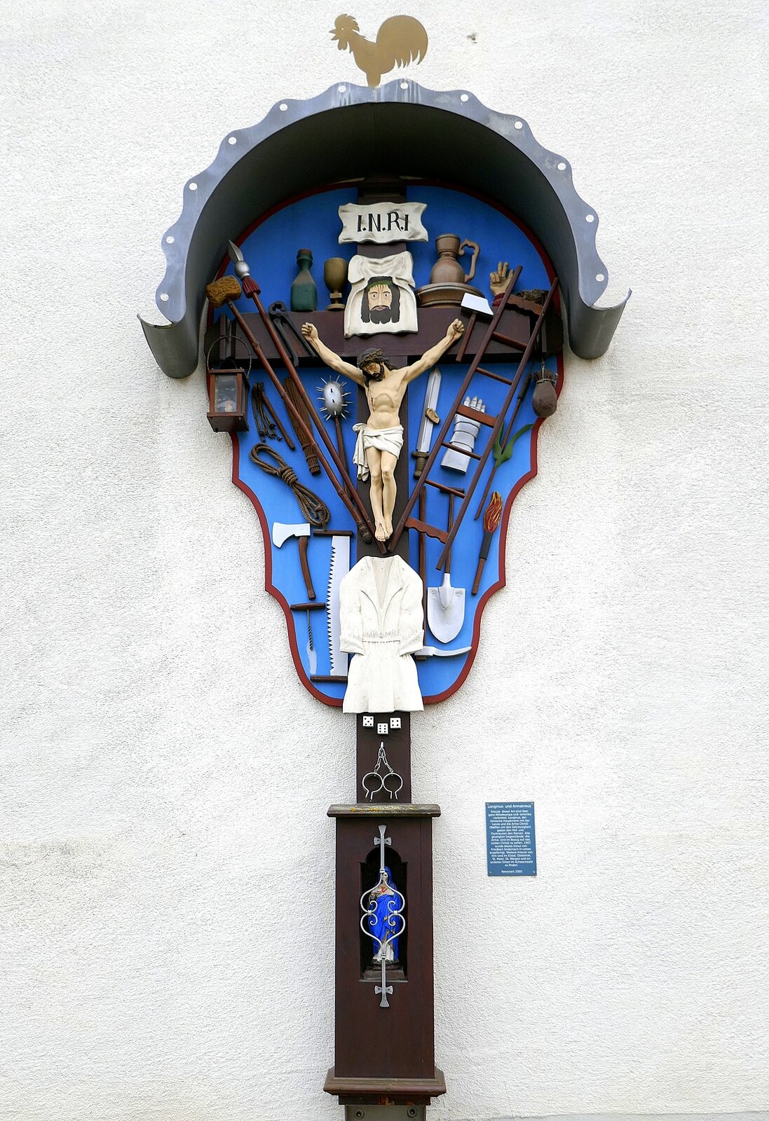 Freiburg-Lehen, das Longinuskreuz von 1987, am Alten Friedhof, Dez.2022