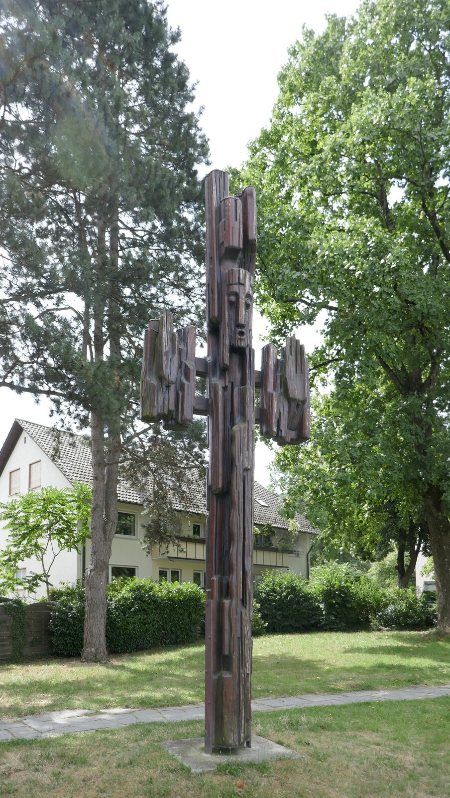 Freiburg-Littenweiler, das Friedenskreuz, nahe bei der St.Barbara-Kirche, aufgestellt 1974, Juli 2023