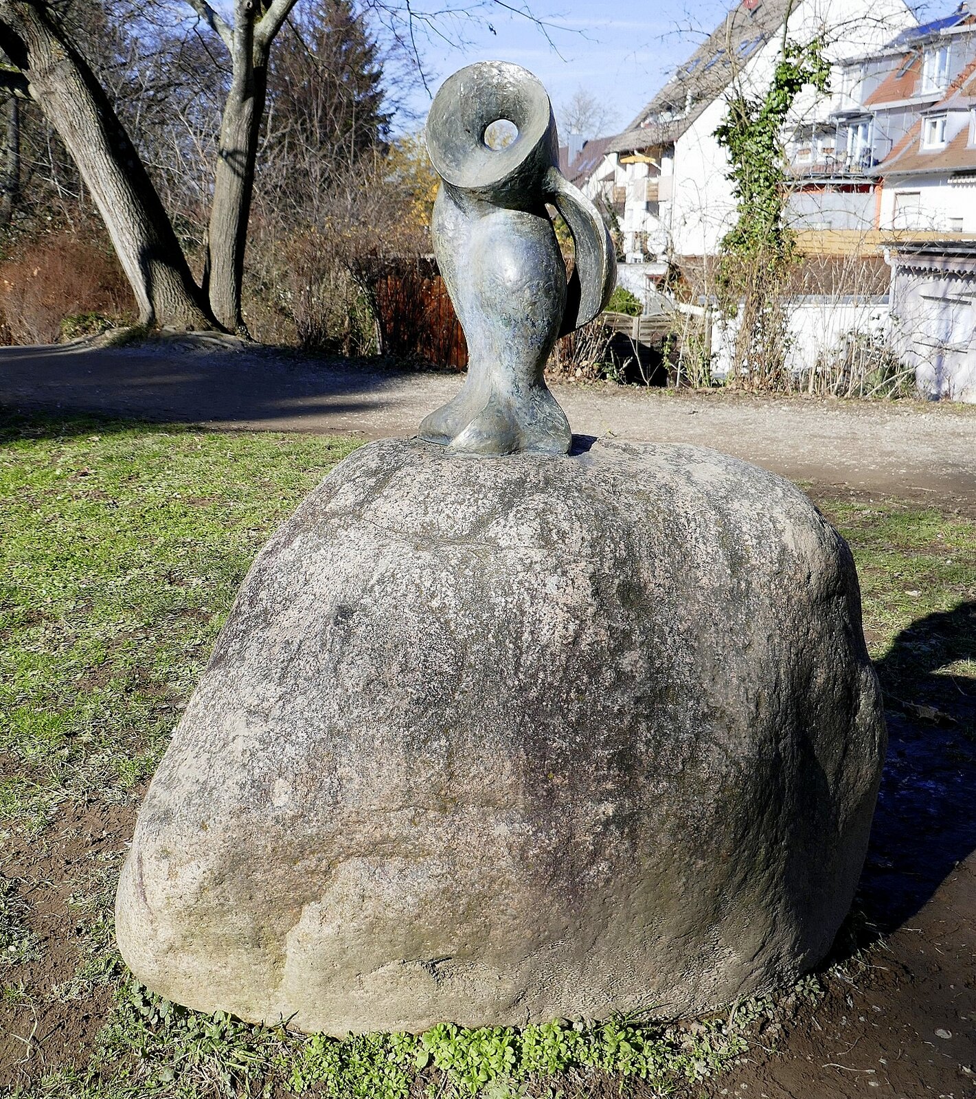 Freiburg-Mooswald, die  kleine Eule  von Elsa Gerhard, steht an der Wenzinger Schule, Feb.2023