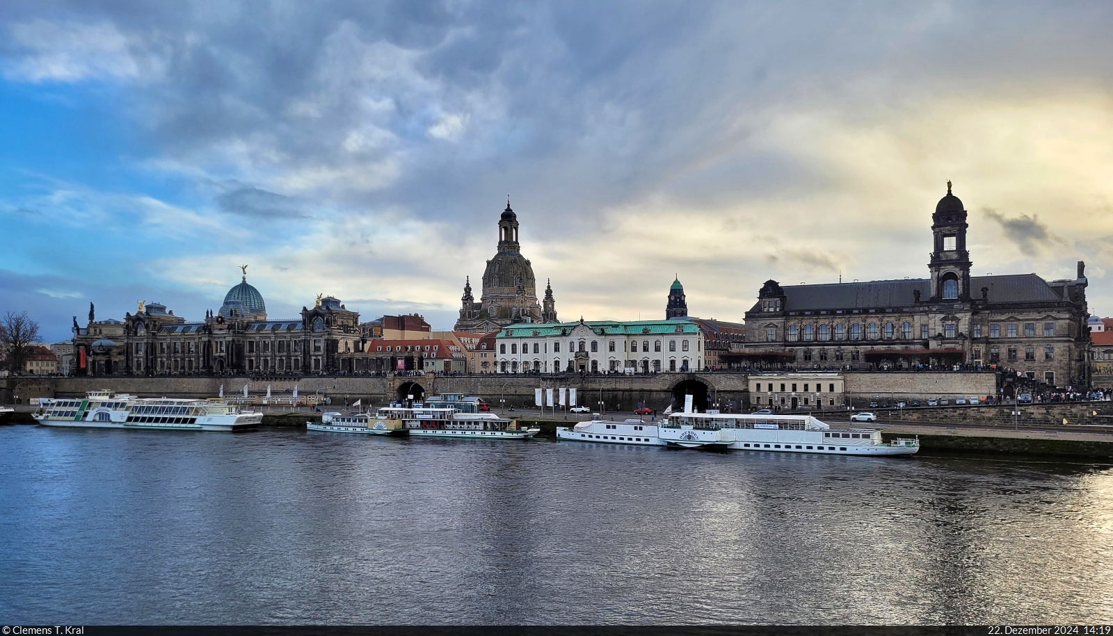 Gebudevielfalt entlang der Elbe: v. l. n. r. Hochschule fr Bildende Knste, Frauenkirche und Oberlandesgericht in Dresden, fotografiert von der Augustusbrcke.

🕓 22.12.2024 | 14:19 Uhr