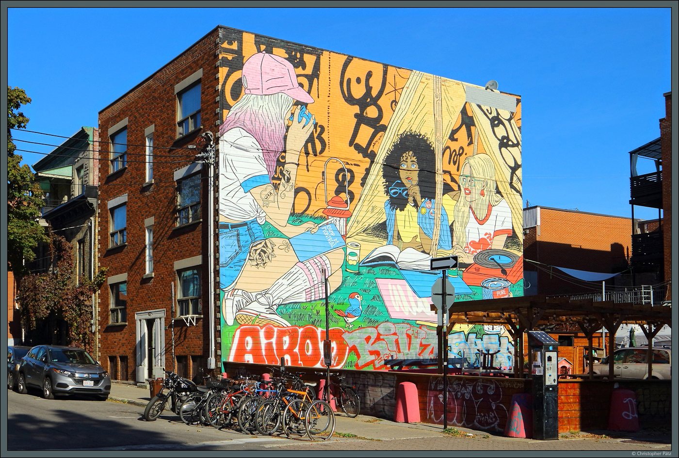 Graffiti an einer Huserwand im Stadtteil Plateau Mont-Royal. (11.10.2022)