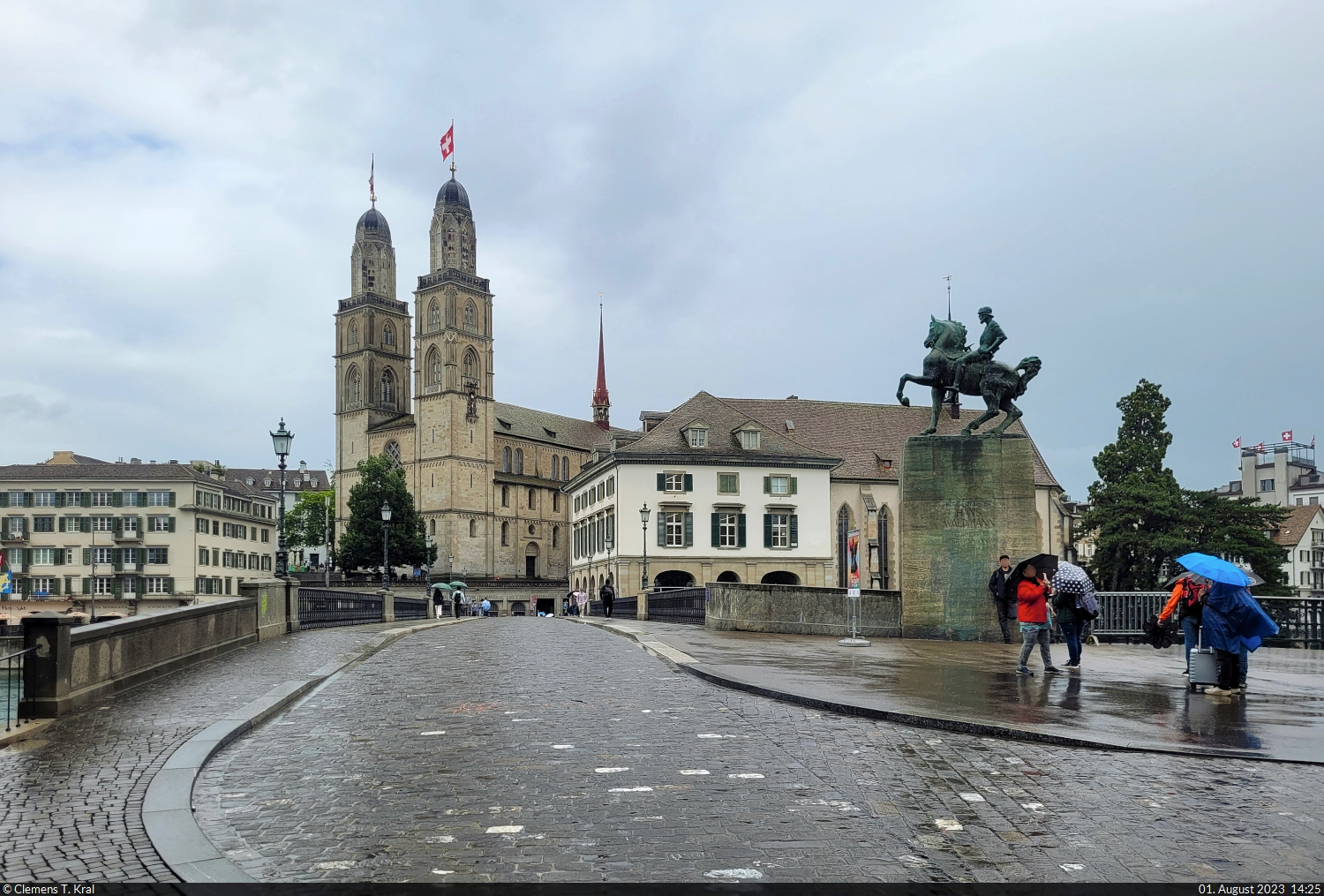 Grossmnster und Denkmal des ehemaligen Zrcher Brgermeisters Hans Waldmann (1435–1489), fotografiert an der Mnsterbrcke in Zrich (CH).
Wegen des regnerischen Wetters konnte man dieses Motiv nahezu ungestrt fotografieren.

🕓 1.8.2023 | 14:25 Uhr