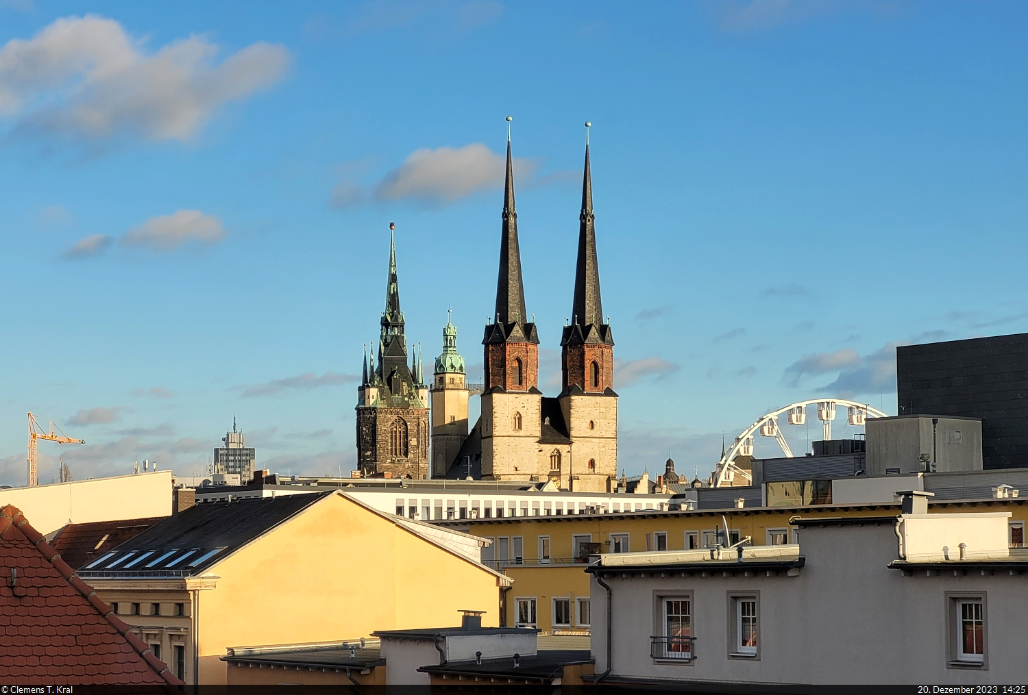 Gnstig im Licht lagen am zweitkrzesten Tag des Jahres die Trme der Stadt Halle (Saale), die aus dem Fenster des Multimediazentrums in der Mansfelder Strae fotografiert wurden. Zu sehen sind die Marktkirche und der Rote Turm. Das angeschnittene Riesenrad rechts davon deutet auf den Weihnachtsmarkt hin.

🕓 20.12.2023 | 14:25 Uhr