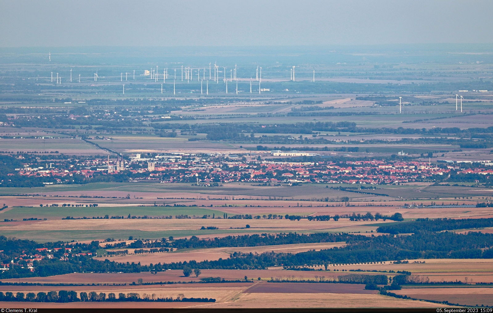 Gute 30 Kilometer vom Brocken entfernt liegt Halberstadt. Am einfachsten lie sich das am Dom durchs Tele-Objektiv erkennen.

🕓 5.9.2023 | 15:09 Uhr