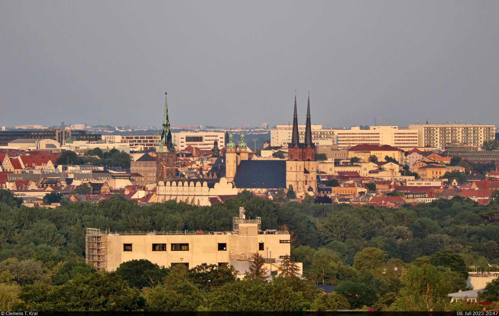 Halle (Saale) von oben:
Die fnf Trme der Stadt Halle, bestehend aus den vier Trmen der Marktkirche und dem Roten Turm, im Mittelgrund noch der Dom. Mit viel Zoom eingefangen vom Kolkturm in der Dlauer Heide.

🕓 8.7.2023 | 20:47 Uhr