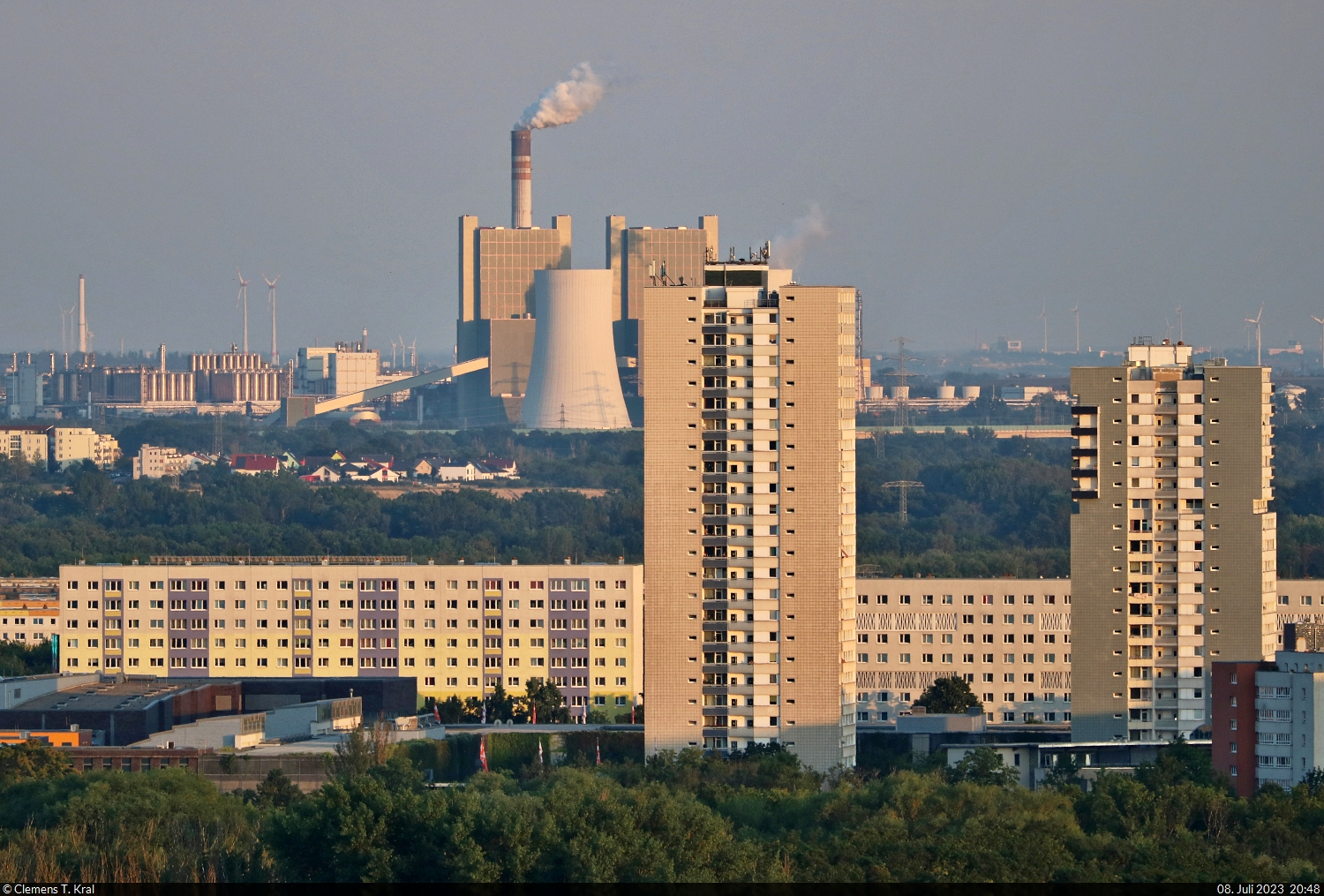 Halle (Saale) von oben:
Platte und Industrie – Halle-Neustadt verdankt dem Braunkohle-Kraftwerk-Schkopau seine Existenz. Zur DDR-Zeit wurde fr die Mitarbeiter der  Buna-Werke  bezahlbarer Wohnraum geschaffen. Inzwischen hat der Stadtteil etwa die Hlfte seiner Bewohner verloren.
Tele-Aufnahme vom Kolkturm in der Dlauer Heide.

🕓 8.7.2023 | 20:48 Uhr