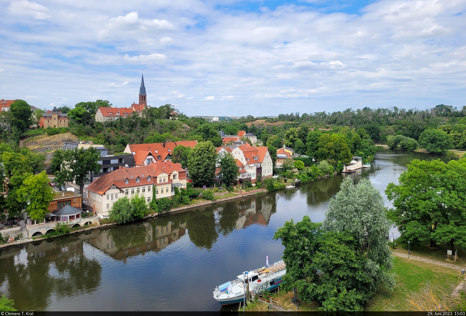 Halle (Saale) von oben:
Von der Oberburg Giebichenstein ber die Saale zum Stadtteil Krllwitz geblickt. Dort ragt der Turm der Petruskirche ber die Dcher.

🕓 29.6.2023 | 15:03 Uhr