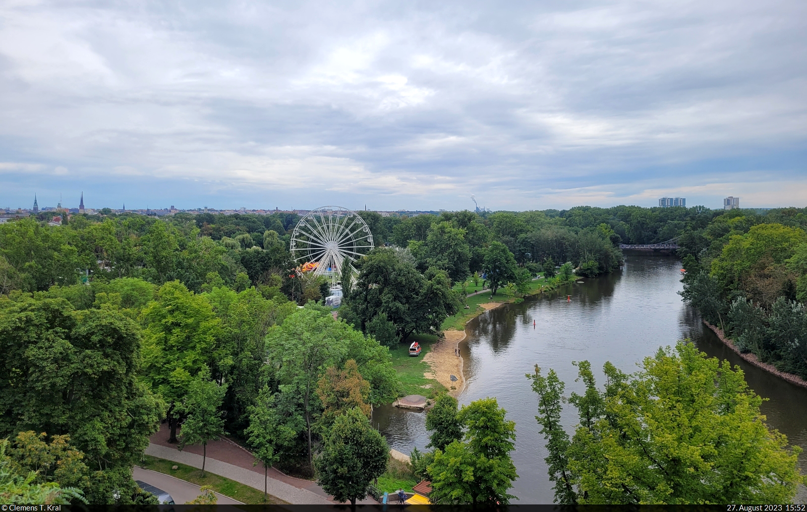 Halles grne Seite: Zwischen all den Bumen auf der Ziegelwiese ragt ein Riesenrad empor, das anlsslich des jhrlichen Laternenfests aufgestellt wurde. An den beiden Bildrndern deuten sich einerseits die fnf Trme und die sogenannten Punkthochhuser in Halle-Neustadt an.
Fotografiert vom Lehmannsfelsen im Heinrich-Heine-Park in Halle (Saale).

🕓 27.8.2023 | 15:52 Uhr